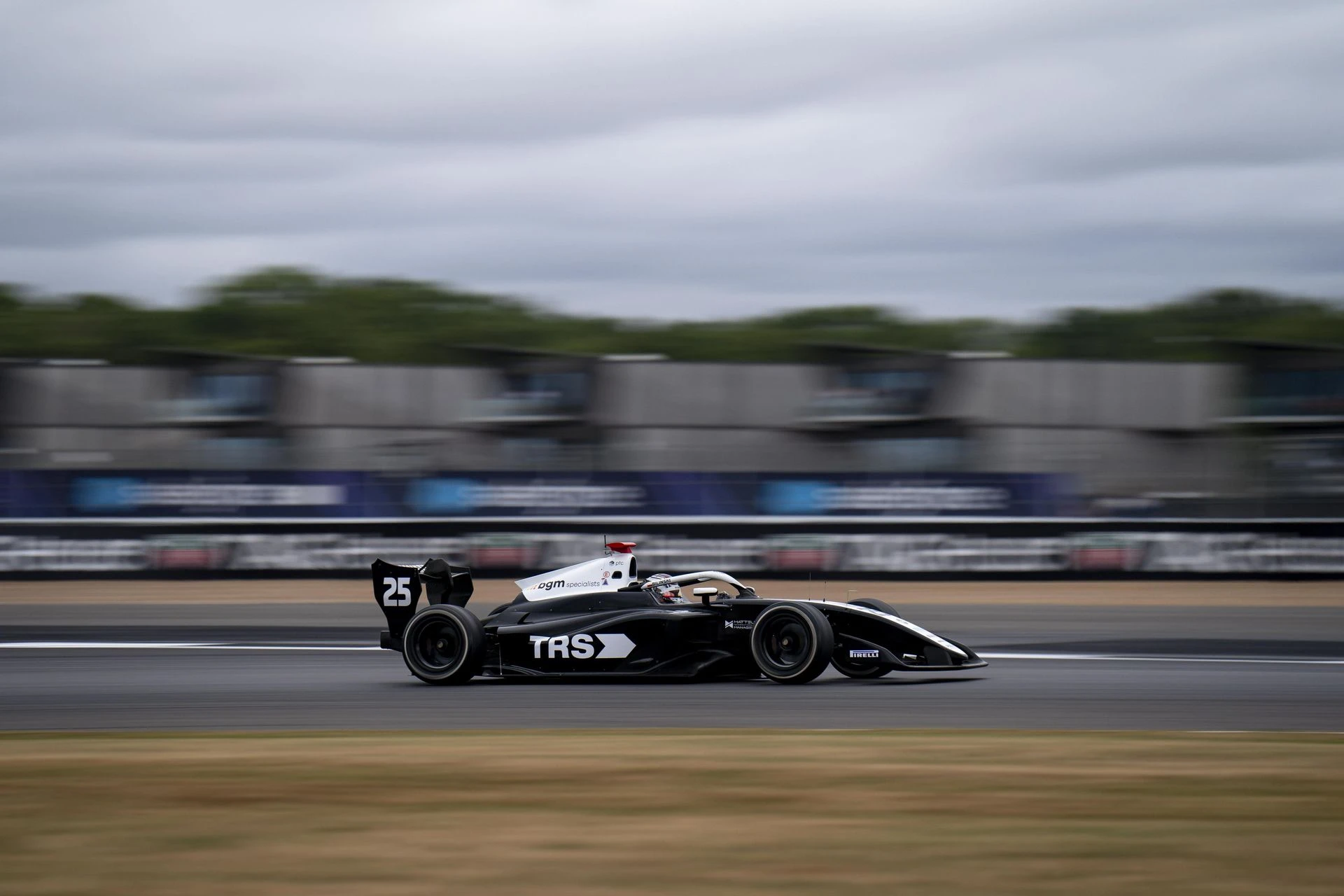 Co za jazda! Roman Biliński fenomenalnie poradził sobie na legendarnym Silverstone! Otarł się o p…