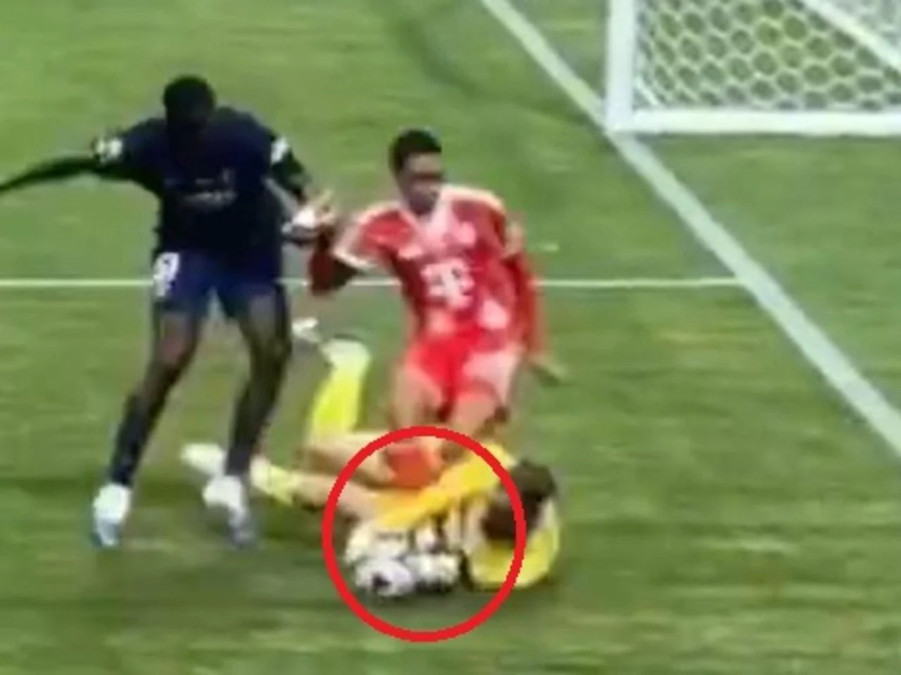 Dramat piłkarza Bayernu Rywal aż złapał się za głowę. Wstrząsająca kontuzja gwiazdy futbolu [WIDEO]