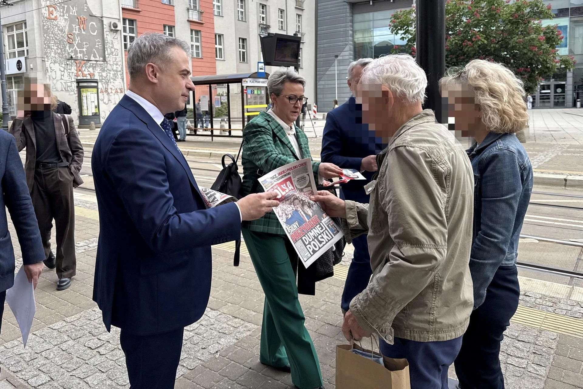 Minister Cyfryzacji rozdawał ulotki Wicepremier Krzysztof Gawkowski zachęcał mieszkańców Bydgoszczy, żeby głosowali na T…