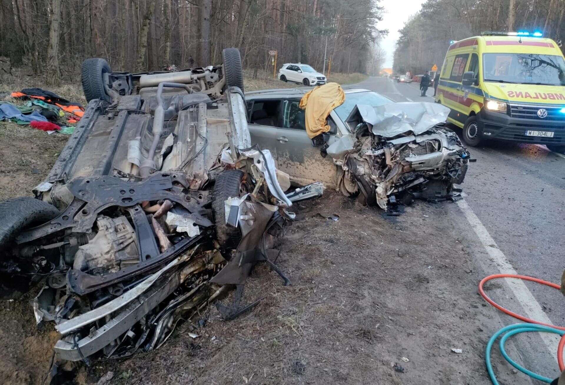 Uwaga! Czołowe zderzenie. Jedna osoba zakleszczona we wraku