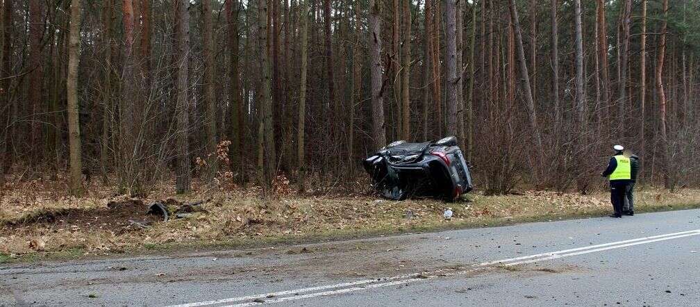 trzy osoby w szpitalu! Demolka na skrzyżowaniu! 45-latka wjechał prosto w auto