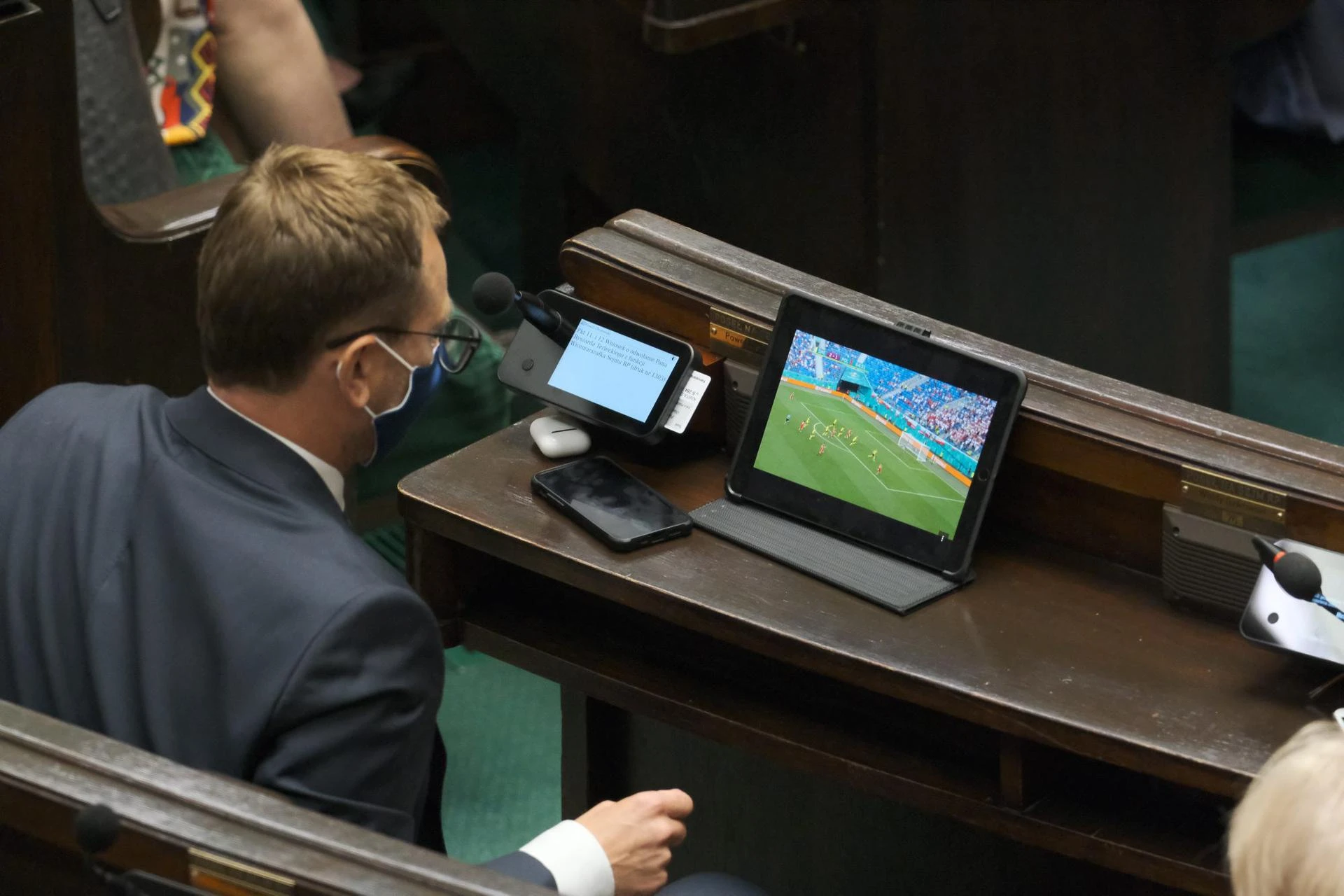 Posłowie oglądali mecz w czasie obrad Sejmu. Za co płacimy Wam po 10 tysięcy miesi...