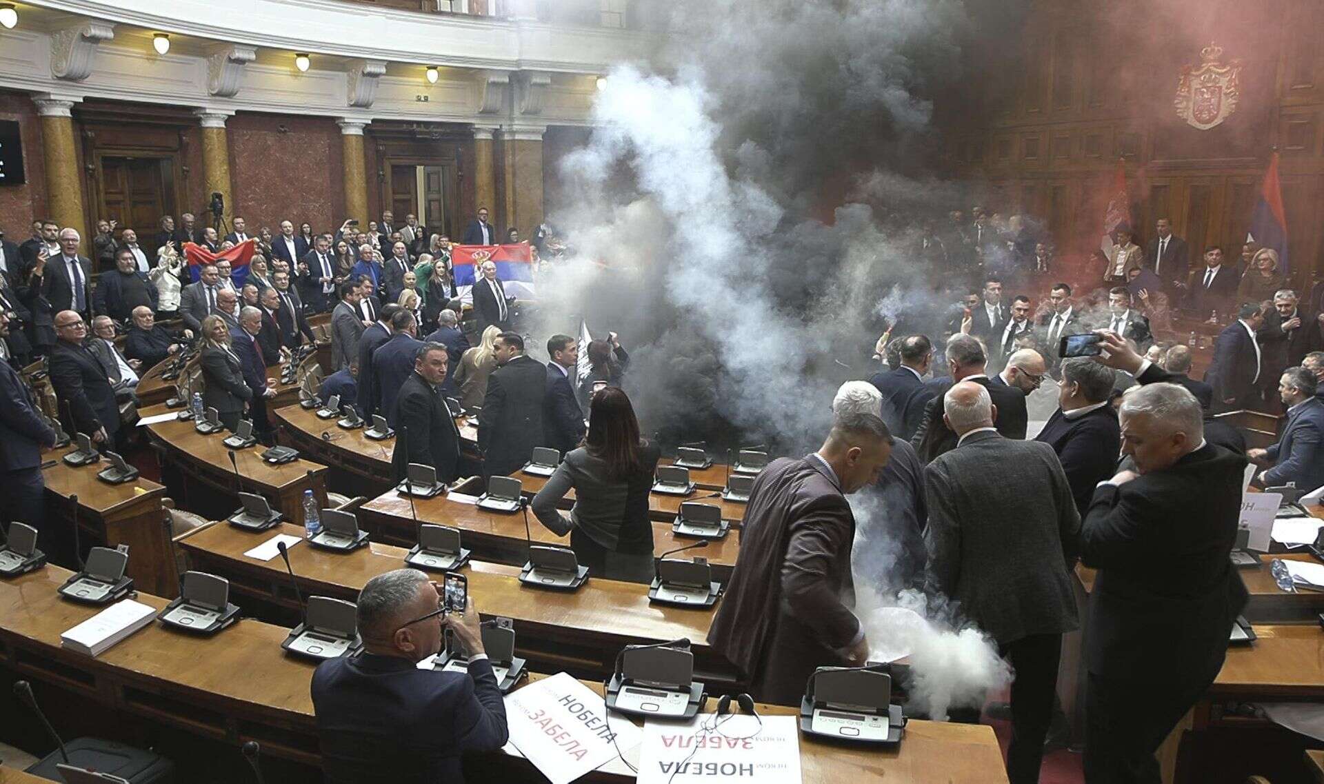 Jedna osoba walczy o życie Dantejskie sceny w parlamencie! Dymy i race, ranni posłowie!