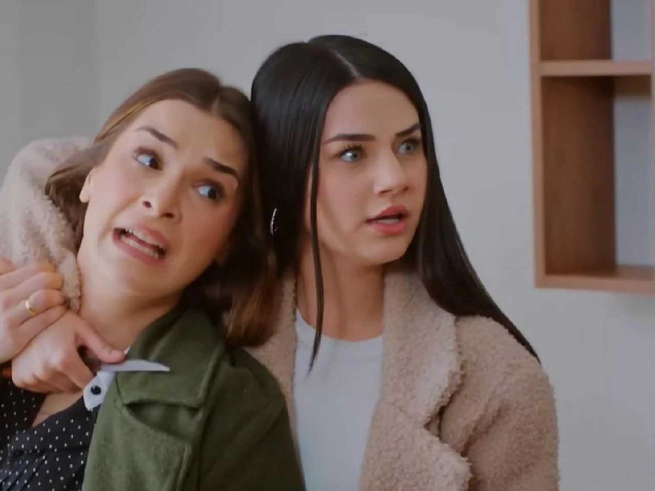 Tureckie seriale Miłość i nadzieja. Tak skończą Bahar i Cavidan w ostatnim odcinku. Będą chciały zabić Silę, ale Kuzey i Feraye zapobiegną zbrodni - ZDJĘCIA