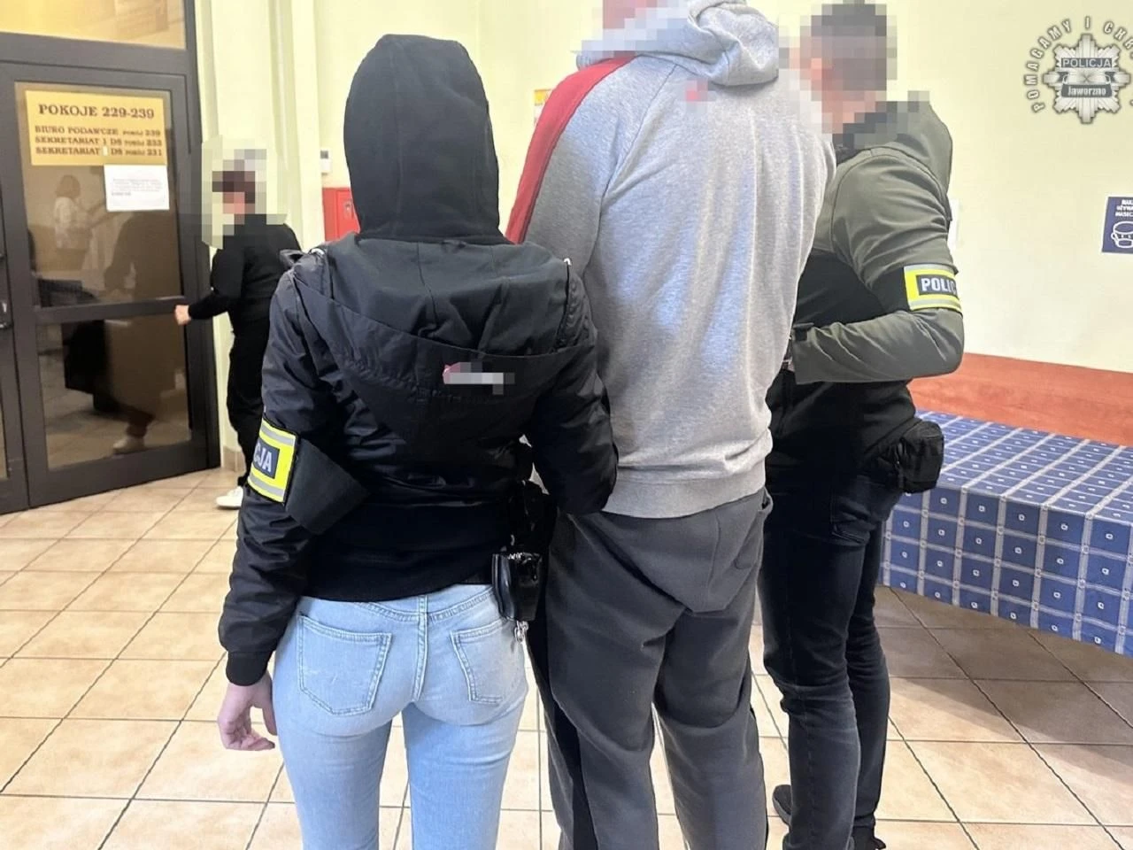 Zrobił to na oczach dzieci Kibol zerwał ubranie z kobiety. Zostawił ją w samej bieliźnie