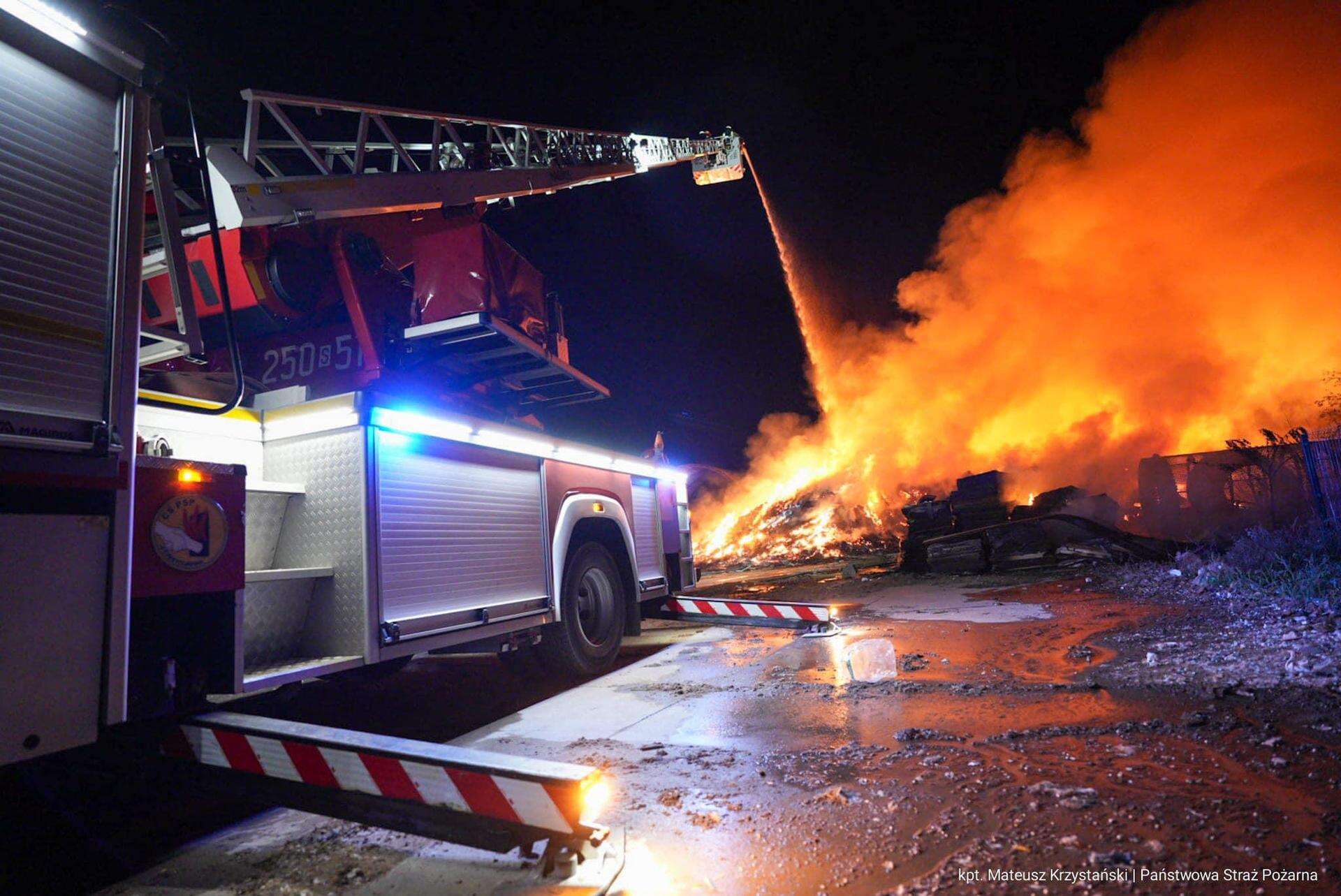 DRAMATYCZNE SCENY Gigantyczny pożar w Koniecpolu! Ogień w firmie składującej odpady [ZDJĘCIA]