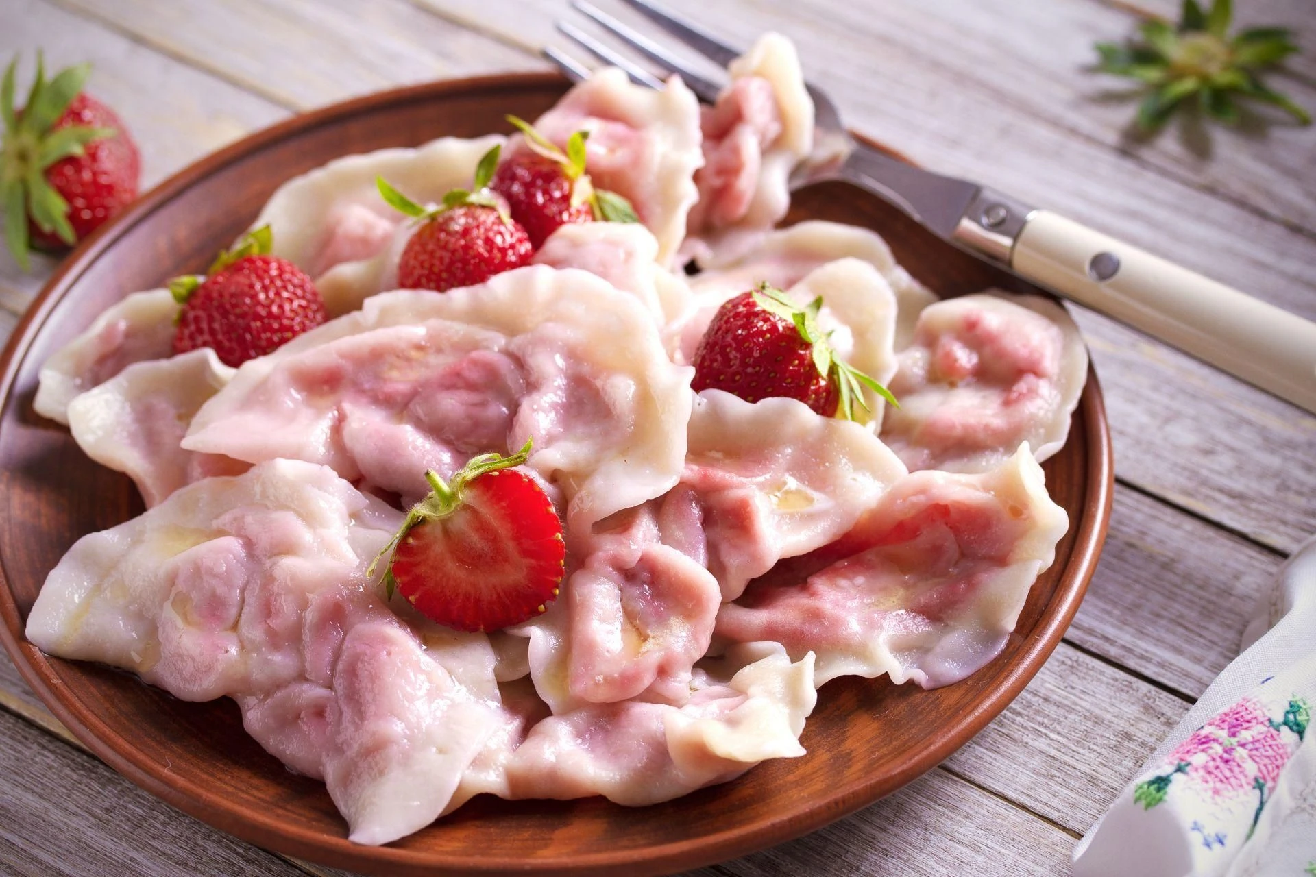 Pierogi z truskawkami jak u babci – prosty przepis, wielki smak