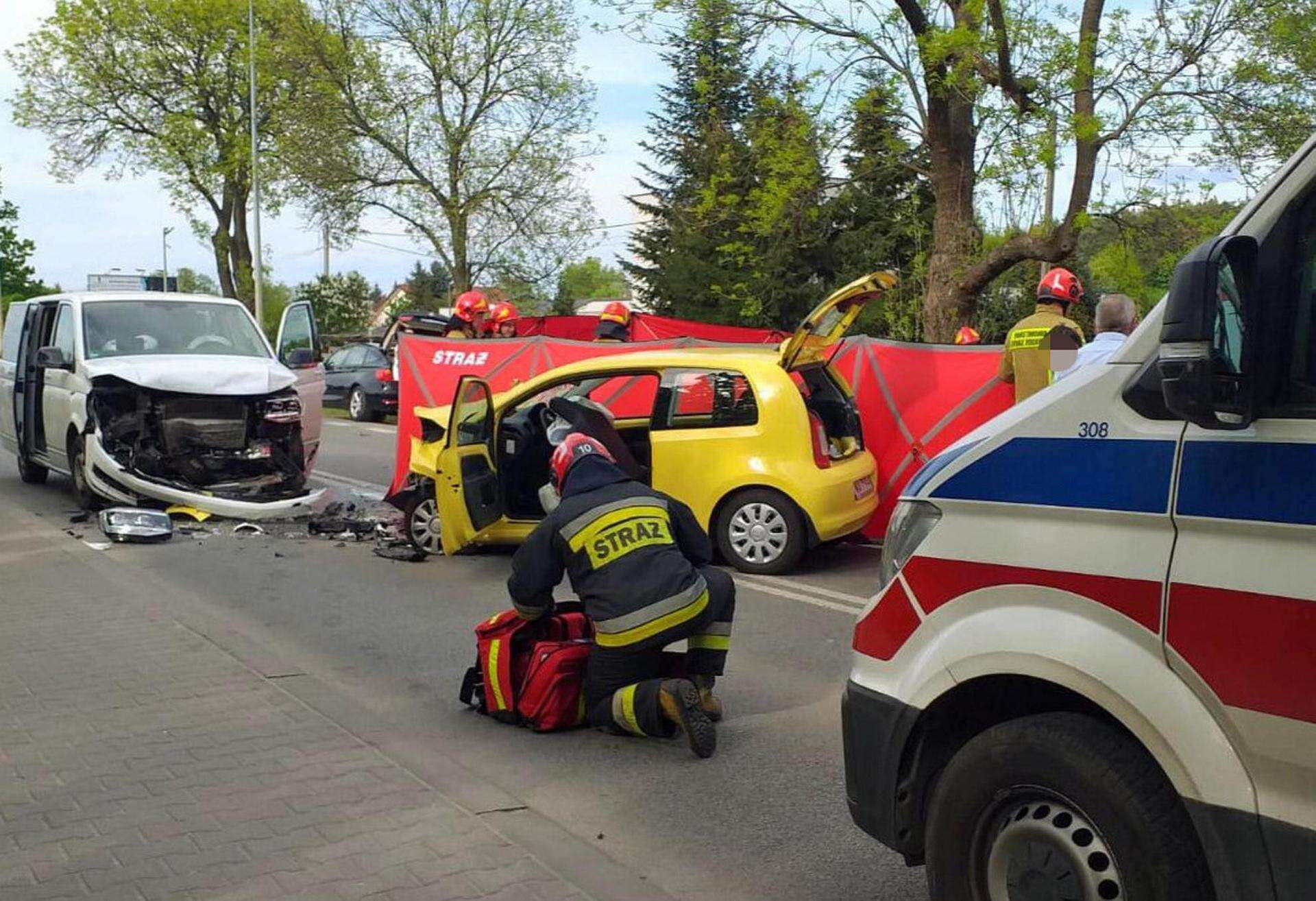 Dramat na drodze Warszawa: Pasażerka nie żyje, kierowca w szpitalu. Tragiczna czołówka na Płochocińsk…