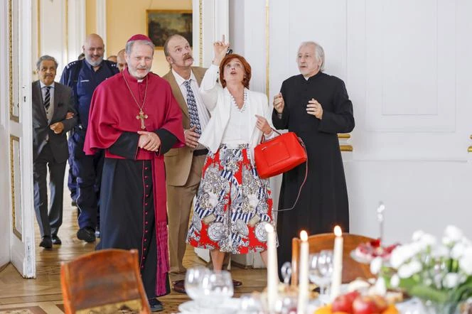 Ojciec Mateusz biskupem. To już koniec serialu? Tak postarzeją Artura Żmijewskiego...