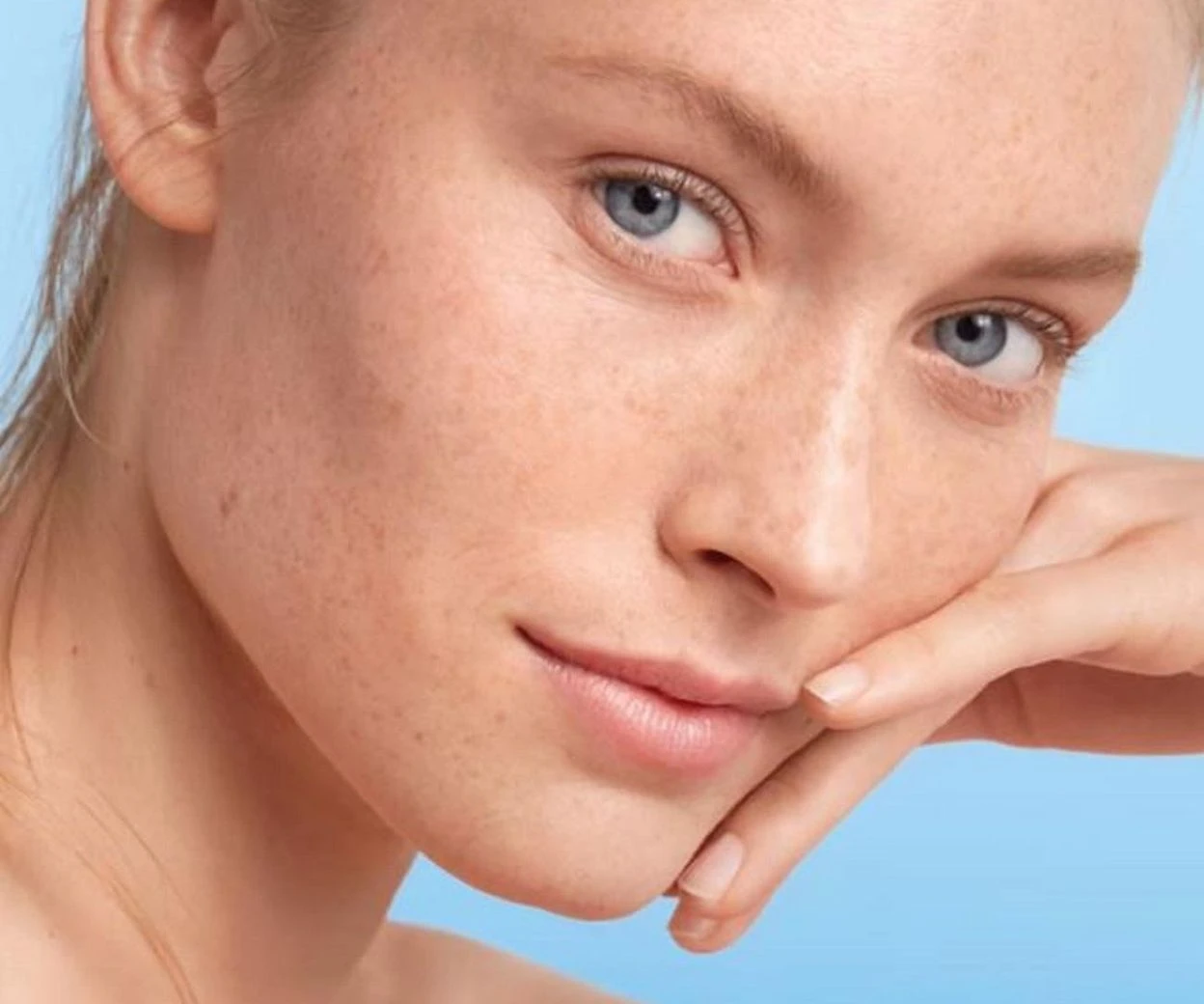 Strefa beauty Wakacyjna kosmetyczna według dermatologa. Co warto w niej mieć?