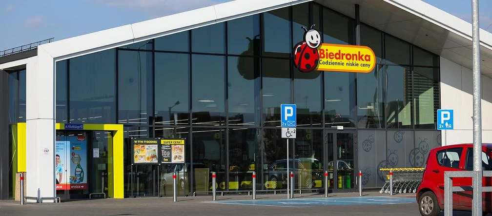 Niesamowite okazje w Biedronce. Nowe promocje. Masło i kurczak za 3 zł, parówki i ...