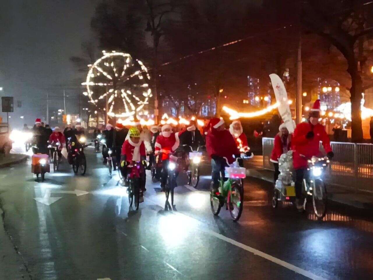 Świąteczny przejazd Mikołaje na rowerach przejechały ulicami miasta. To już szczecińska tradycja