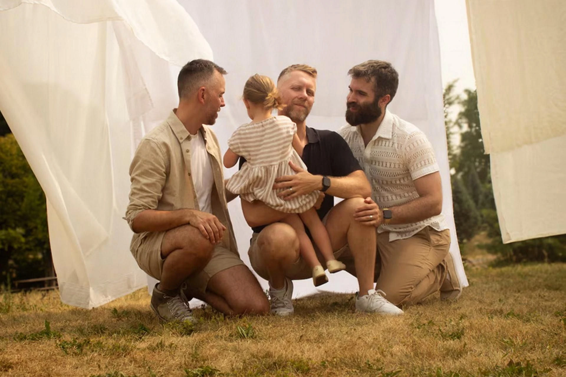 Chcą adoptować razem Trzech mężczyzn ojcami jednego dziecka? Trwa walka w sądzie
