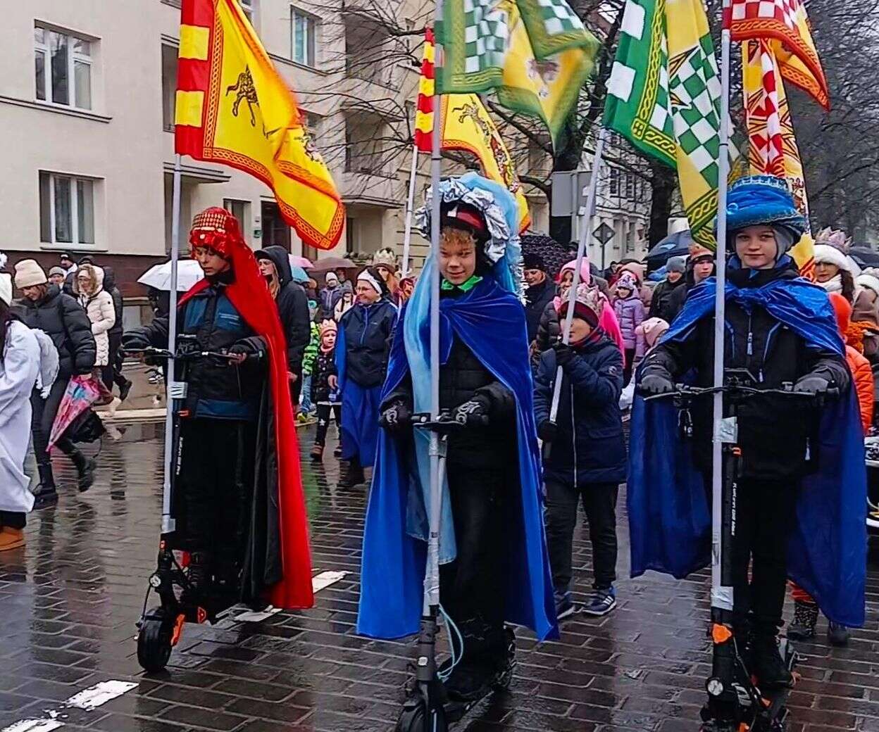 Orszak Trzech Króli Trzej mędrcy na hulajnogach, deszcz i tłumy mieszkańców. Tak wyglądał Orszak Trzech …