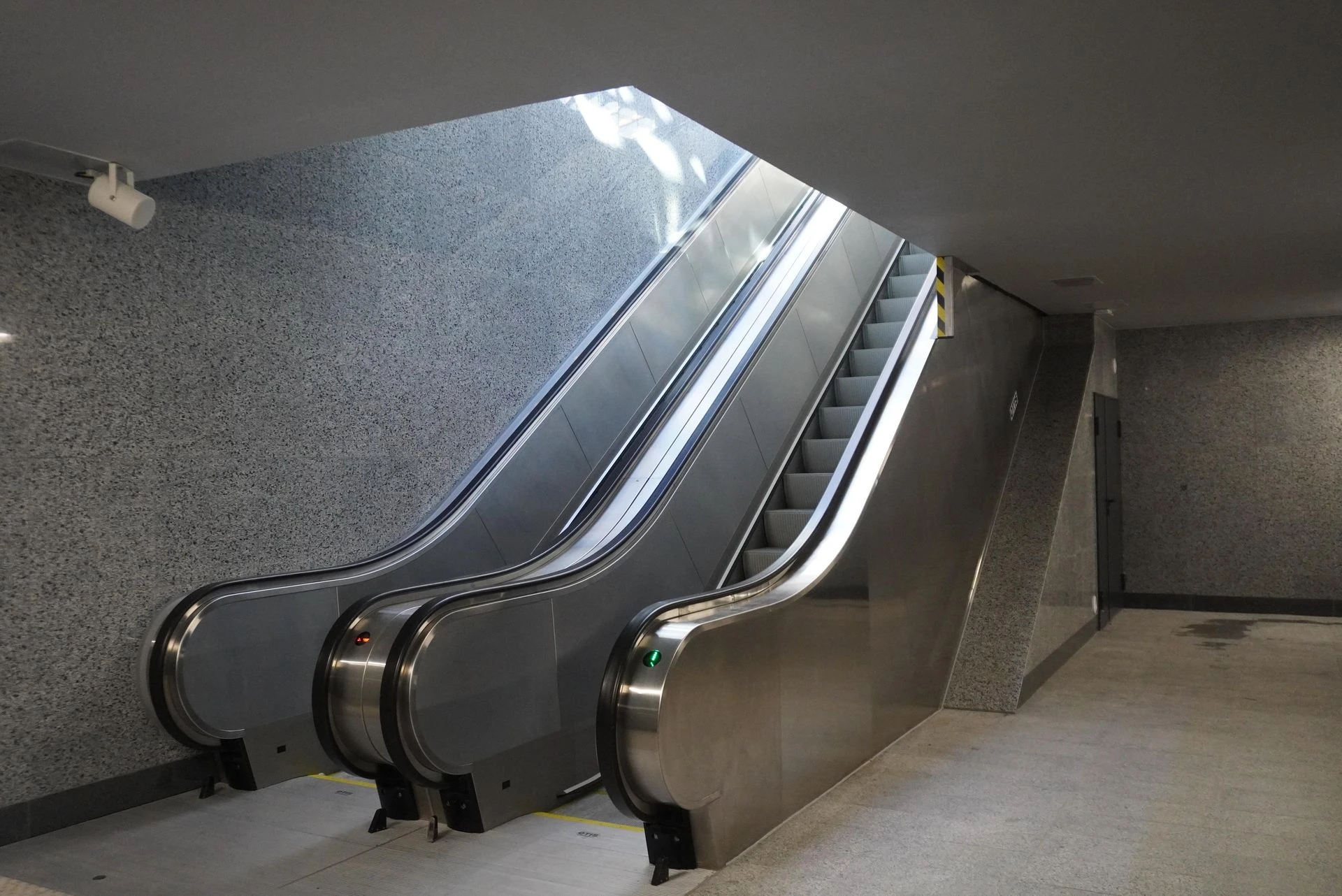 zabrakło mu sił Brutalny atak na ochroniarza. Sprawca-fajtłapa pokonany przez ruchome schody. Zwiewał pod prąd!