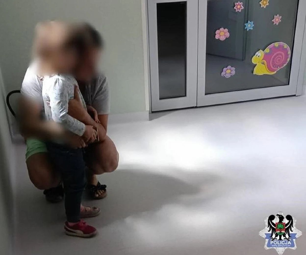 Zareagowała mieszkanka miasta Zapłakana 4-latka błąkała się samotnie po ulicy. Nie potrafiła podać swojego imienia