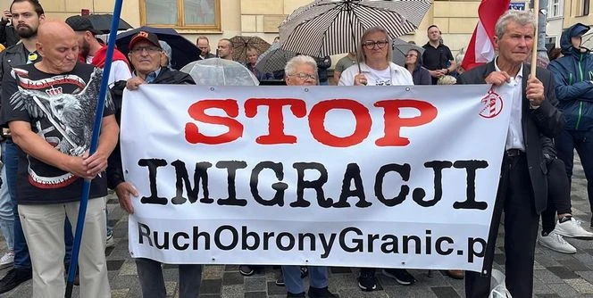 Takie hasła skandowano! Protest przeciw migrantom w Polsce. Wśród uczestników... Hiszpan. 