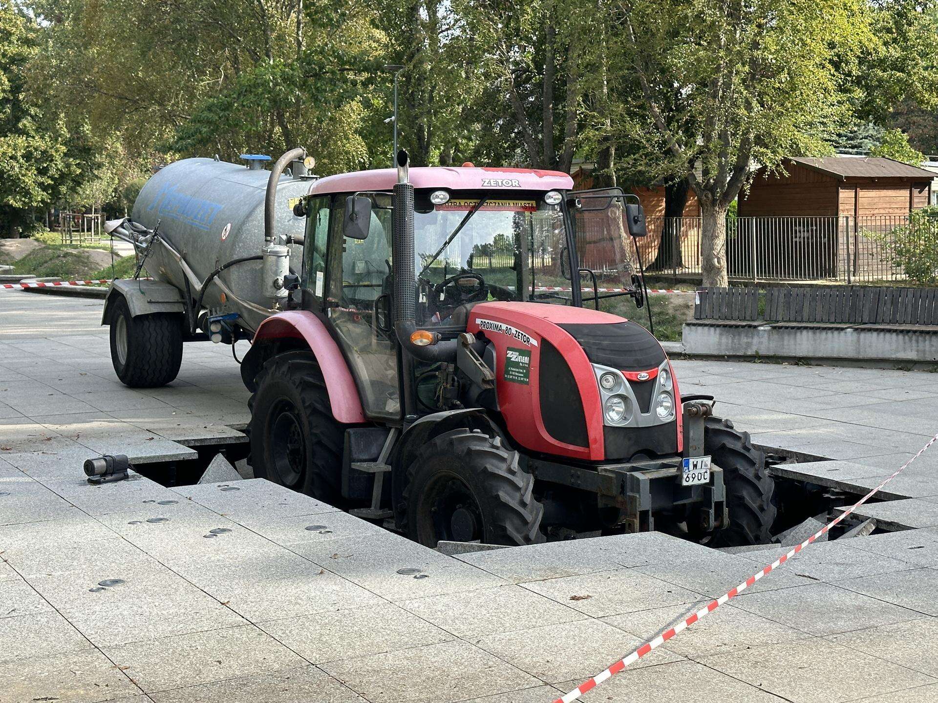 ZNOWU TO ZROBILI Warszawa. Fontanny na Woli znowu zniszczone! Ciągnik służb miejskich zapadł się w pa…