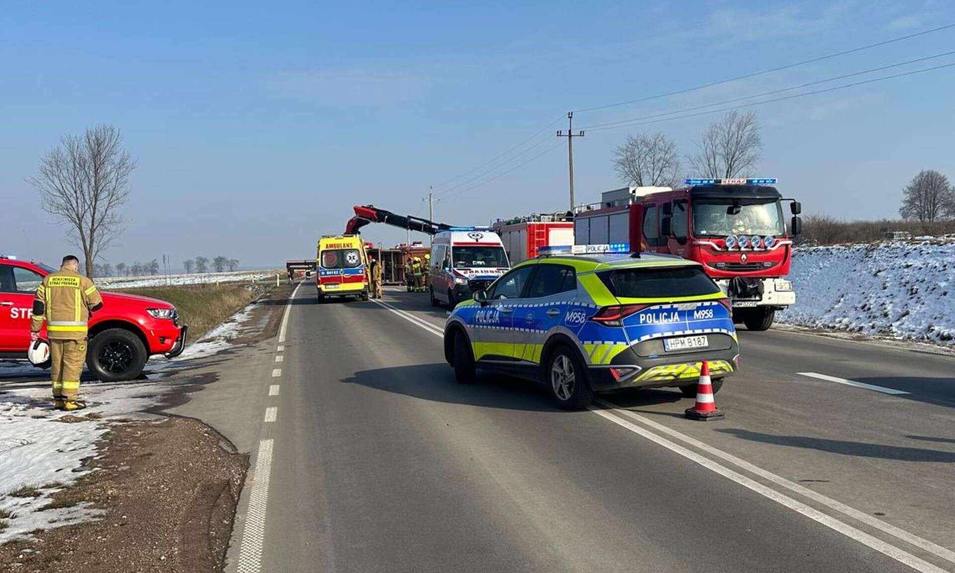 Tragiczny wypadek Tragiczny wypadek w Sokołach. Nie żyje kierowca volkswagena. Zderzył się ze śmieciar…