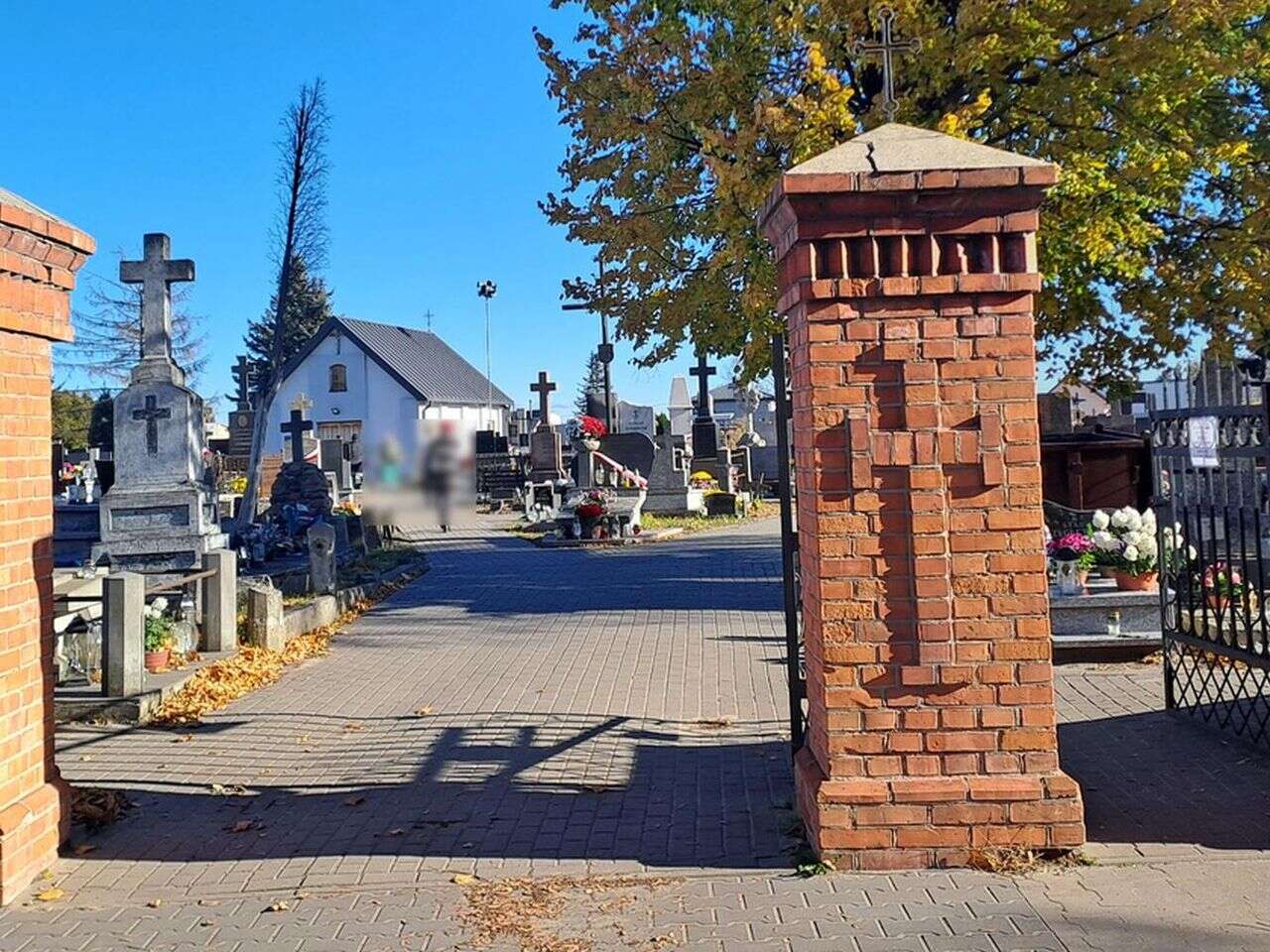 Szok na Wszystkich Świętych Samozwańczy stróż cmentarza zamknął wszystkie bramy