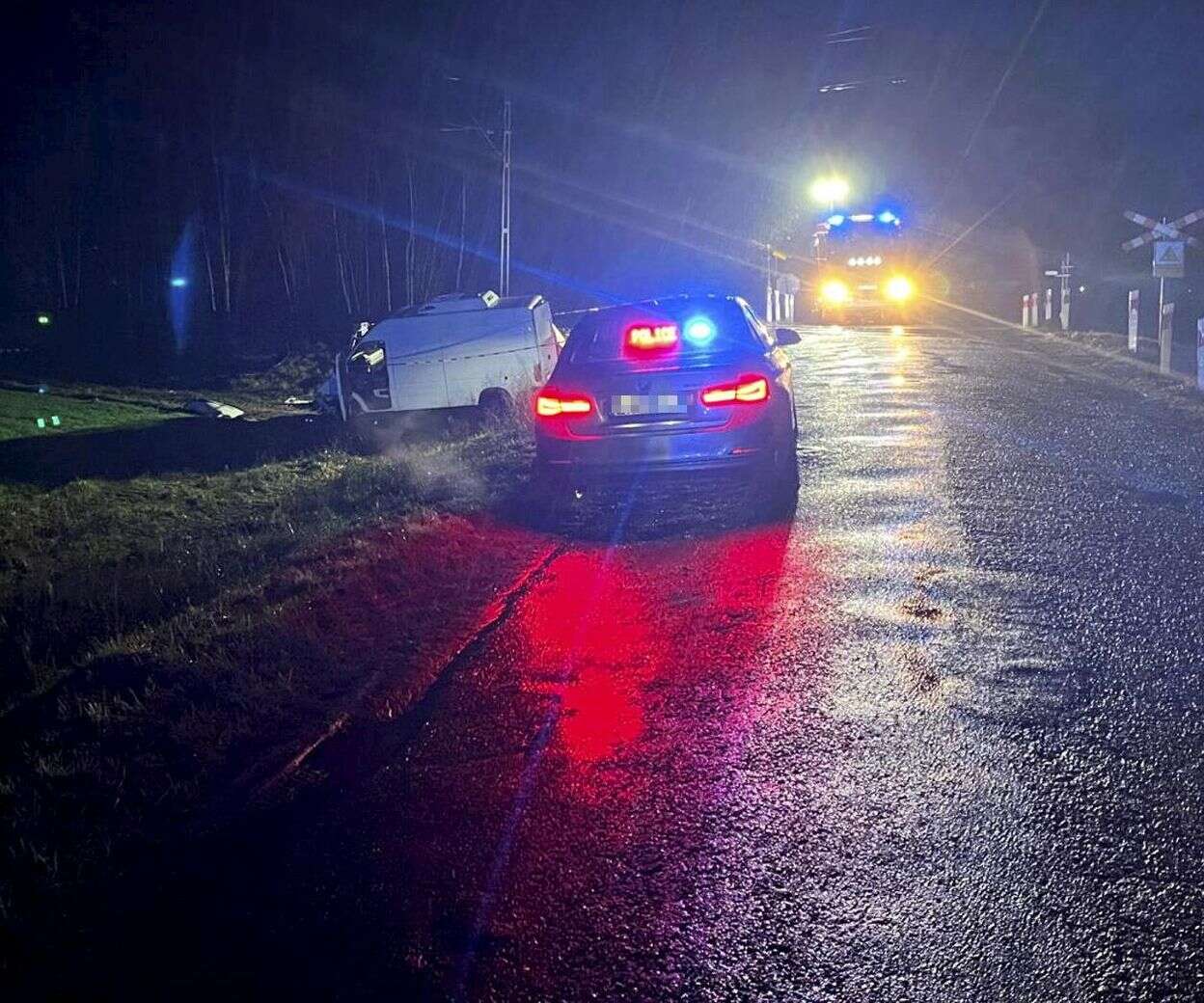 Potężne zderzenie Śmiertelny wypadek na torach! Kierowca busa wjechał pod pociąg. Dramat w Kałużach