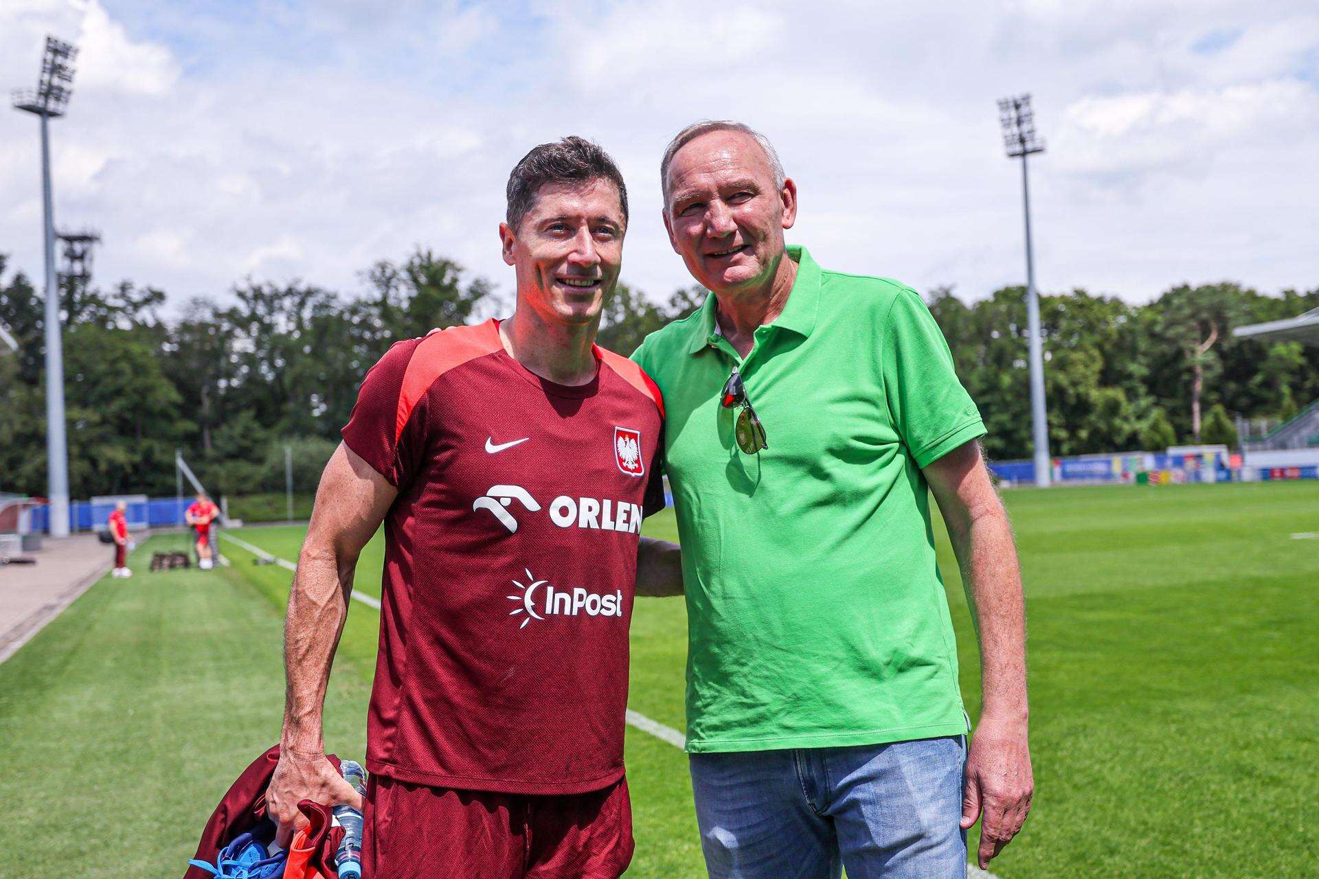 Lewandowski też chciał zdjęcie Niespodziewany gość na treningu Biało-Czerwonych. Tego osiągnięcia dzisiejsi kadrowi…