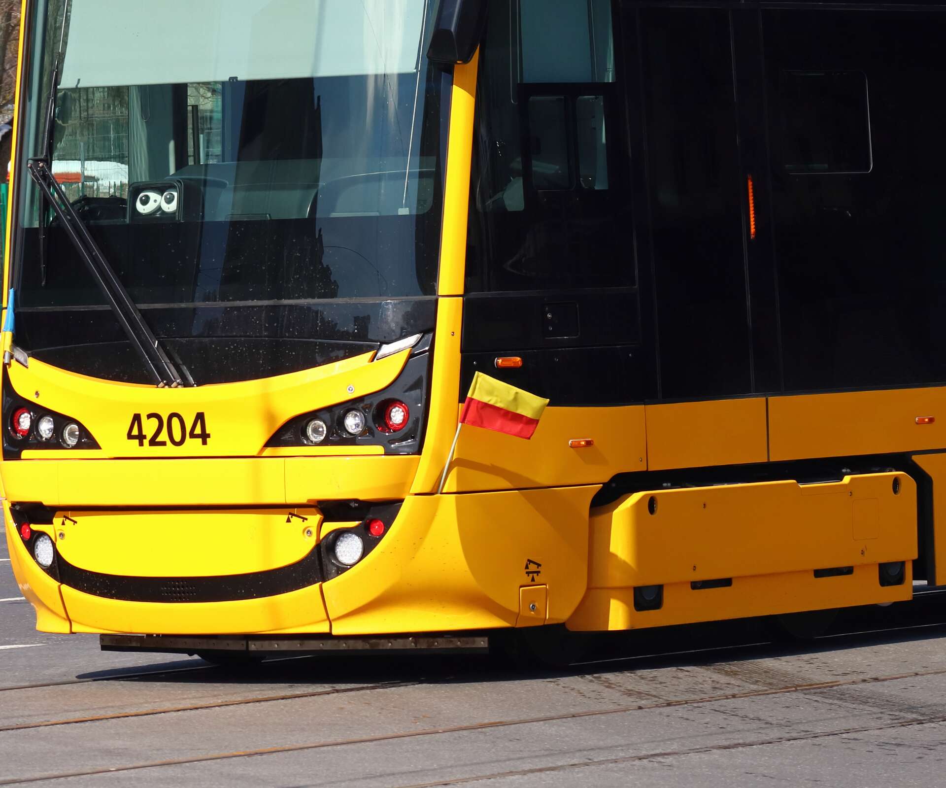 Kraksa osobówki z tramwajem Toyota wjechała pod tramwaj. Kraksa w Warszawie