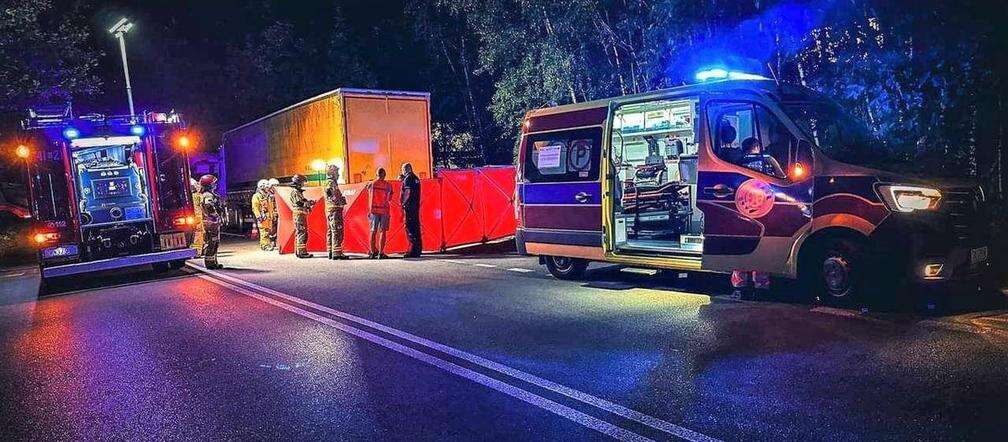 TRAGEDIA W TYCHACH Najechał rowerem elektrycznym na naczepę ciężarówki. Rowerzysta nie żyje