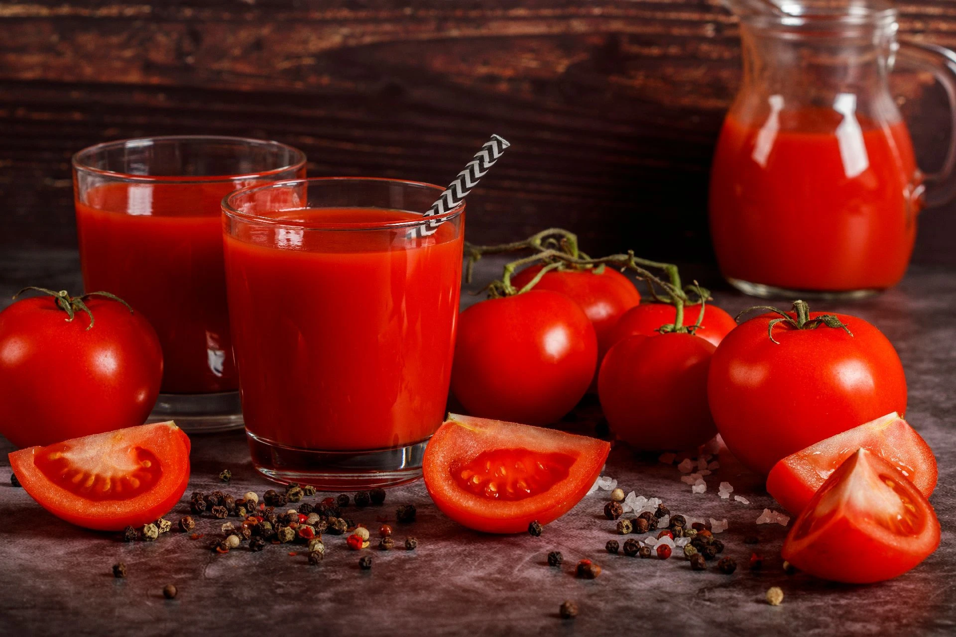 Sok pomidorowy – naturalny kosmetyk i lek w jednej butelce. Podpowiadamy, który kupić