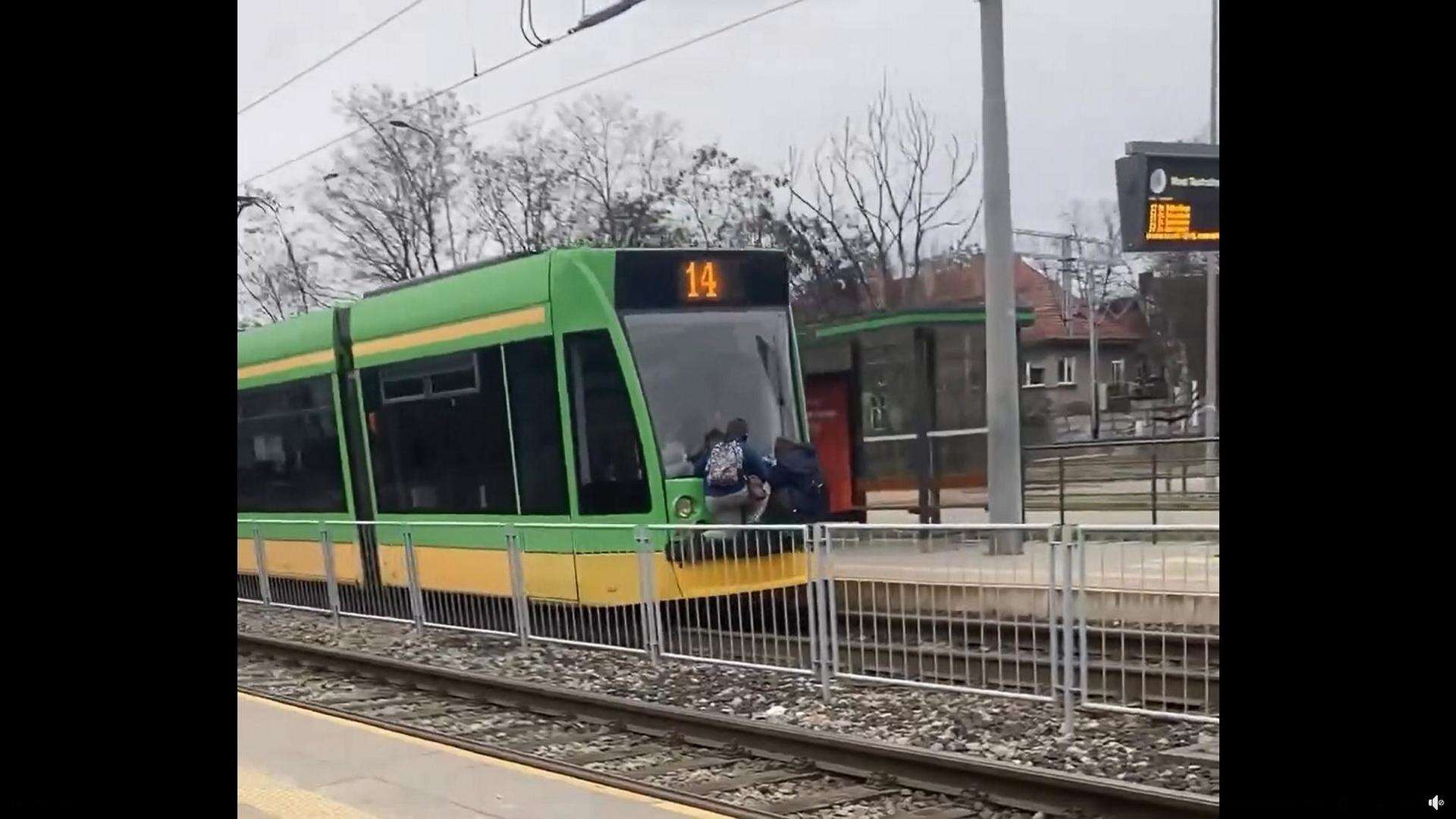 tragedia wisi w powietrzu Dzieci igrają ze śmiercią! Wskakują na zderzak ruszającego tramwaju i to nagrywają