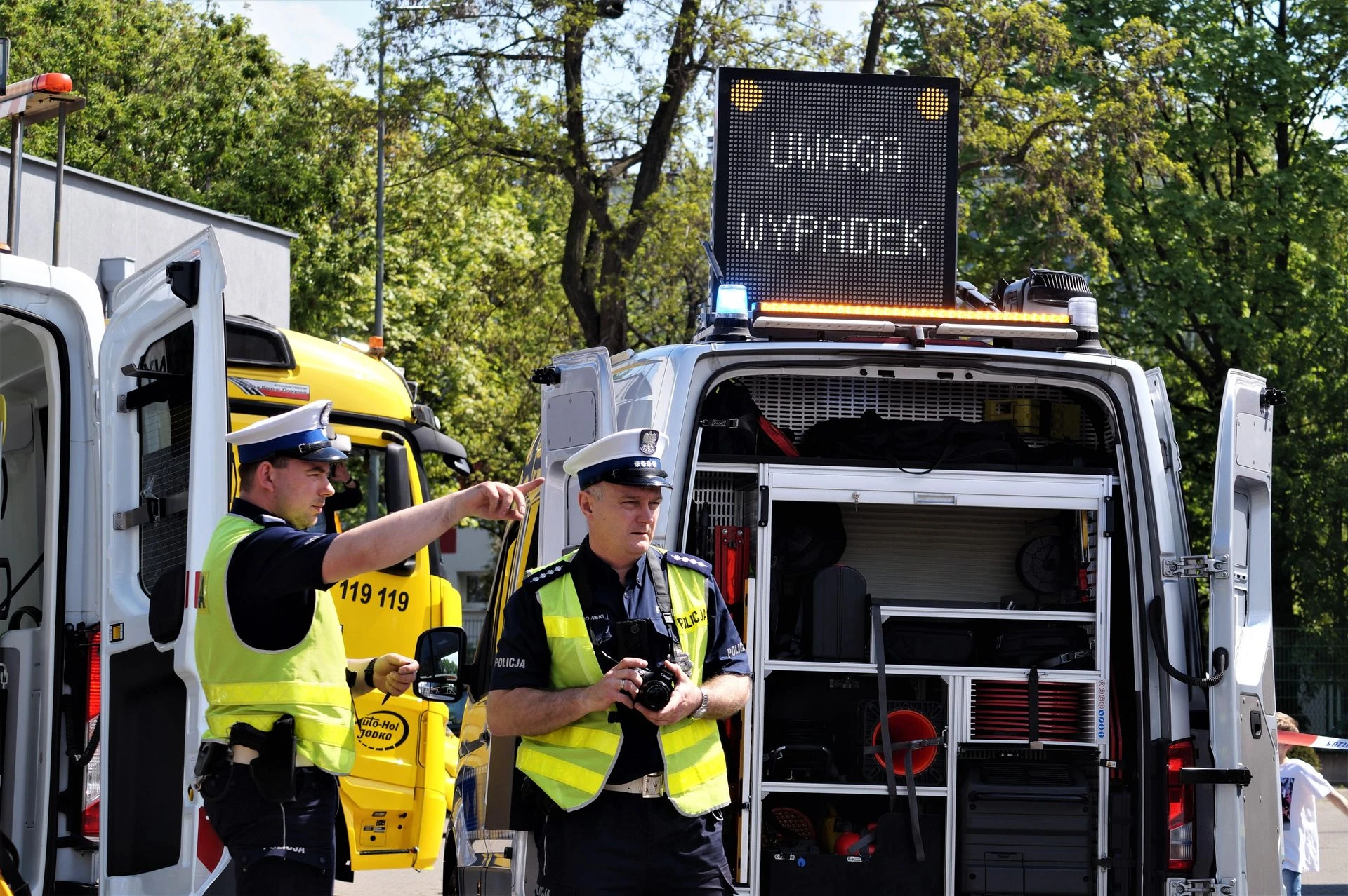 uwaga! Autokar z dziećmi wylądował w rowie! Sześć osób rannych, droga zablokowana