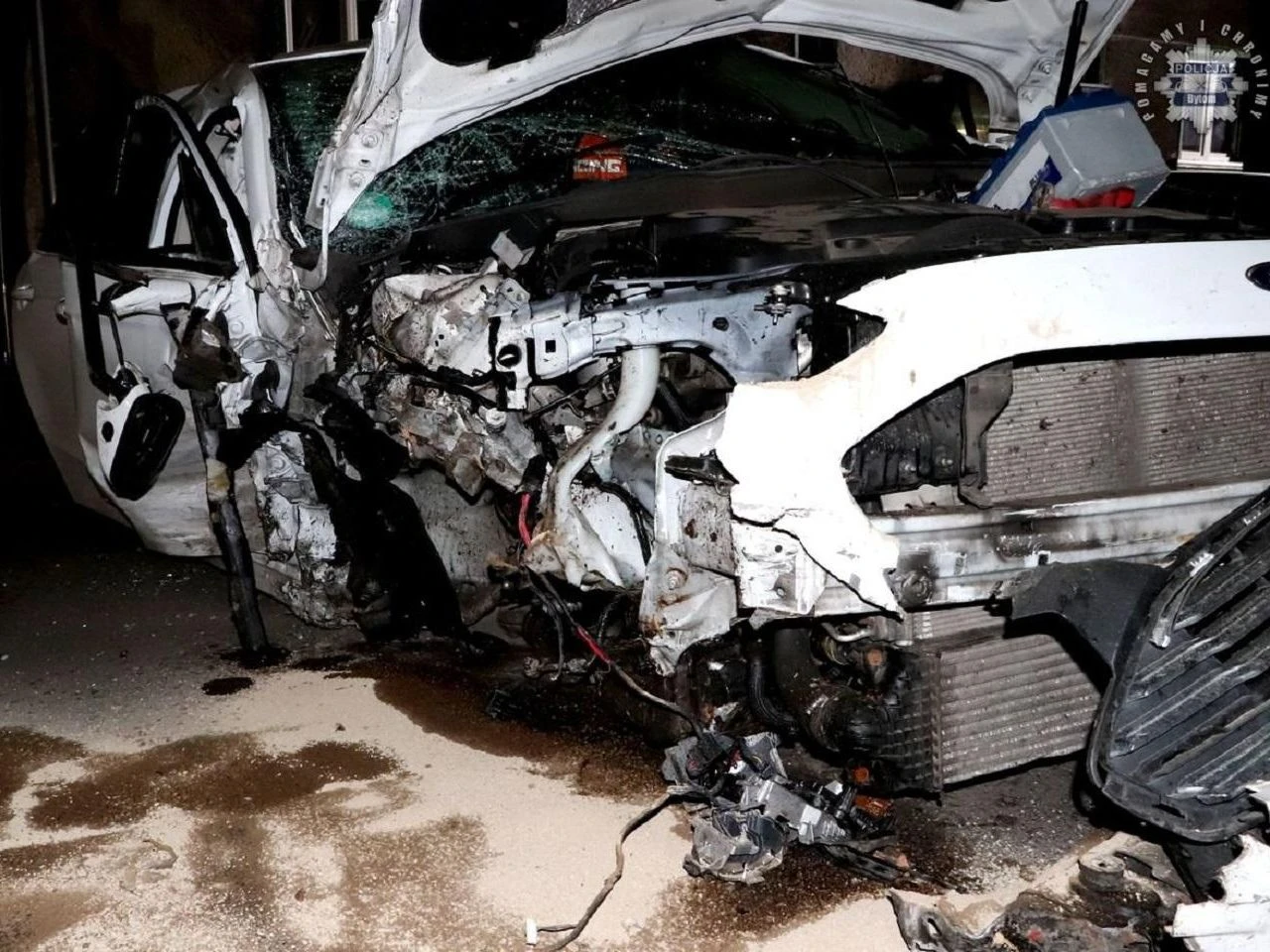 Od kierowcy wyczuli woń alkoholu 44-latek roztrzaskał auto na drzewie. Ford został zmiażdżony