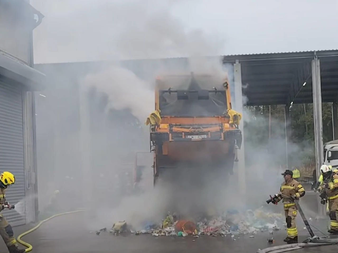 Dali radę Płonąca śmieciarka zaskoczyła strażaków podczas ćwiczeń. Tego nie było w scenariuszu