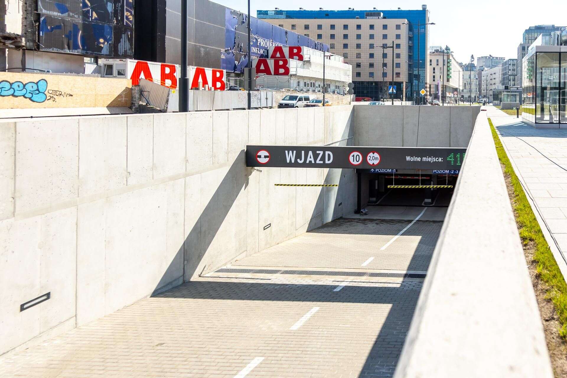 OTWARCIE W PIĄTEK Nowy parking podziemny w centrum Warszawy. Ile trzeba zapłacić za godzinę?