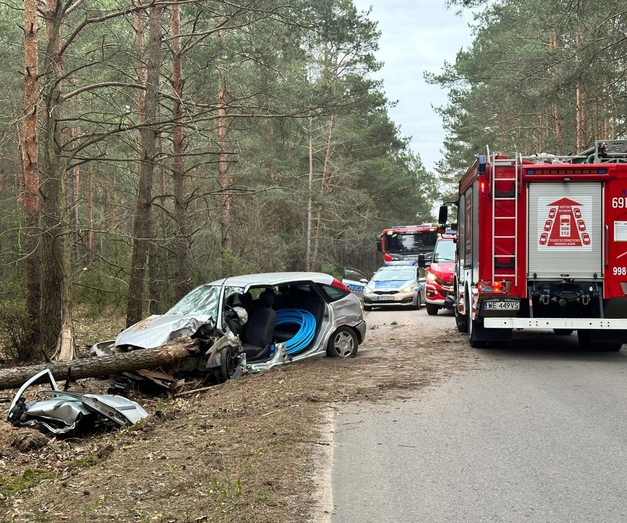 DRAMAT Poważny wypadek pod Wyszkowem. Kierowca wjechał prosto w drzewo