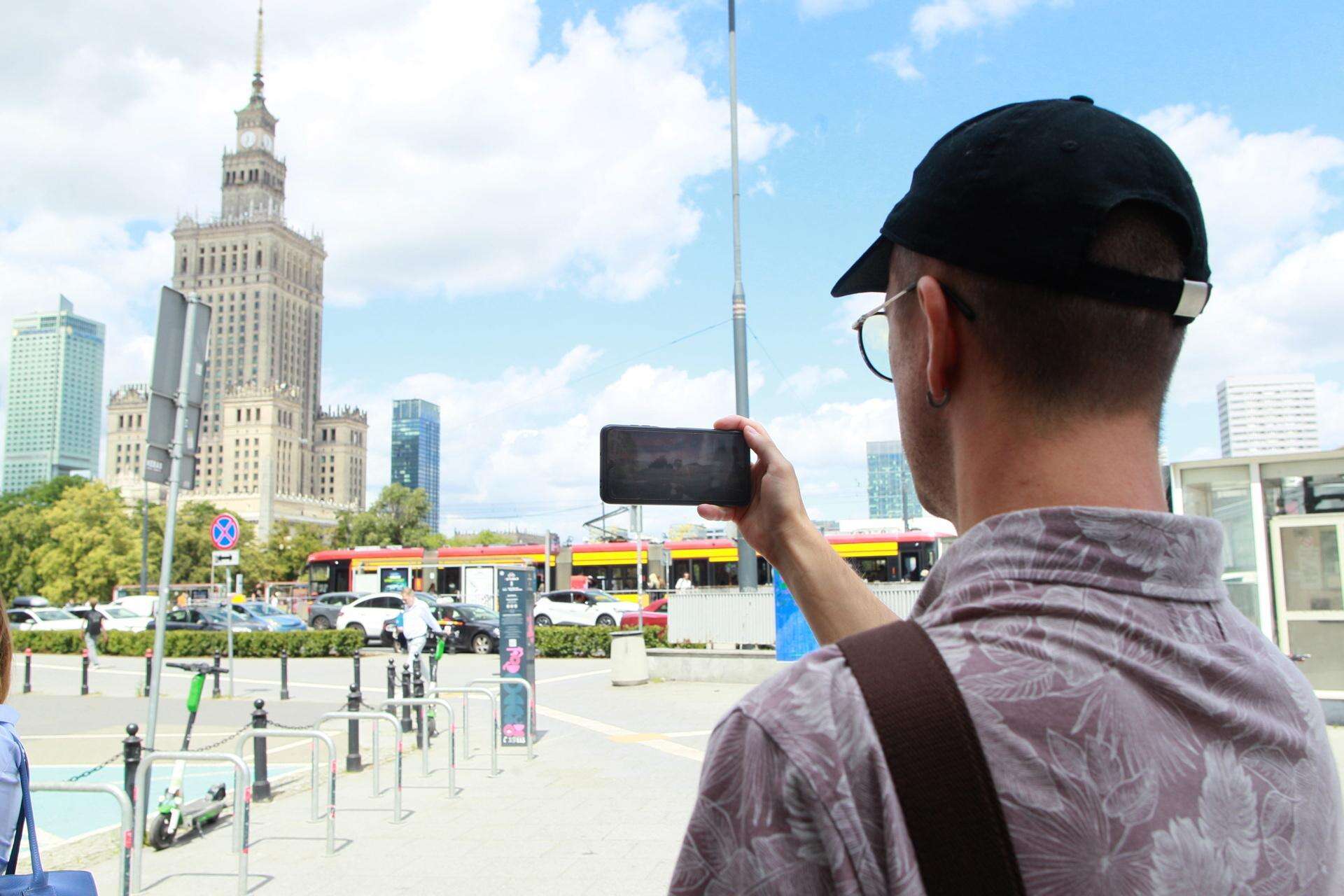 TO MOŻLIWE! Historyczna Warszawa dostępna na wszystkich smartfonach. To niezwykła podróż w czasie