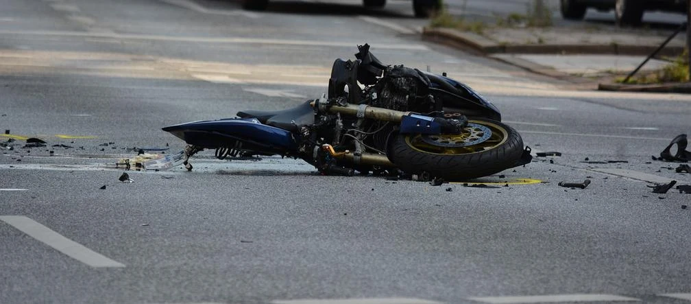 Nocny wypadek w Łodzi na al. Włókniarzy! Zginęło dwóch mężczyzn, w tym młody motoc...