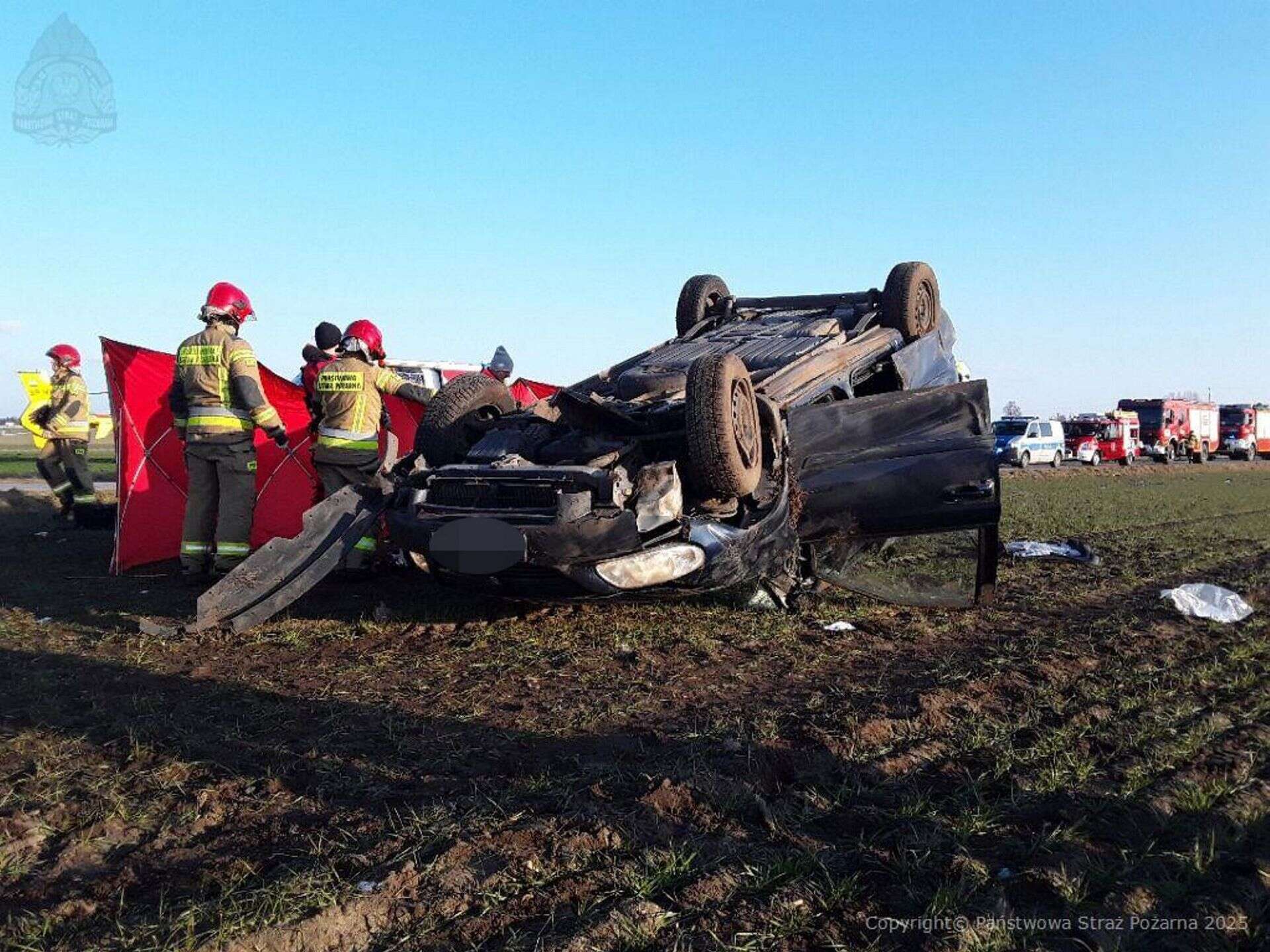 Wielka tragedia Ich dodge leżał na dachu kilka metrów od drogi! Jedna kobieta nie żyje, dwie inne za…