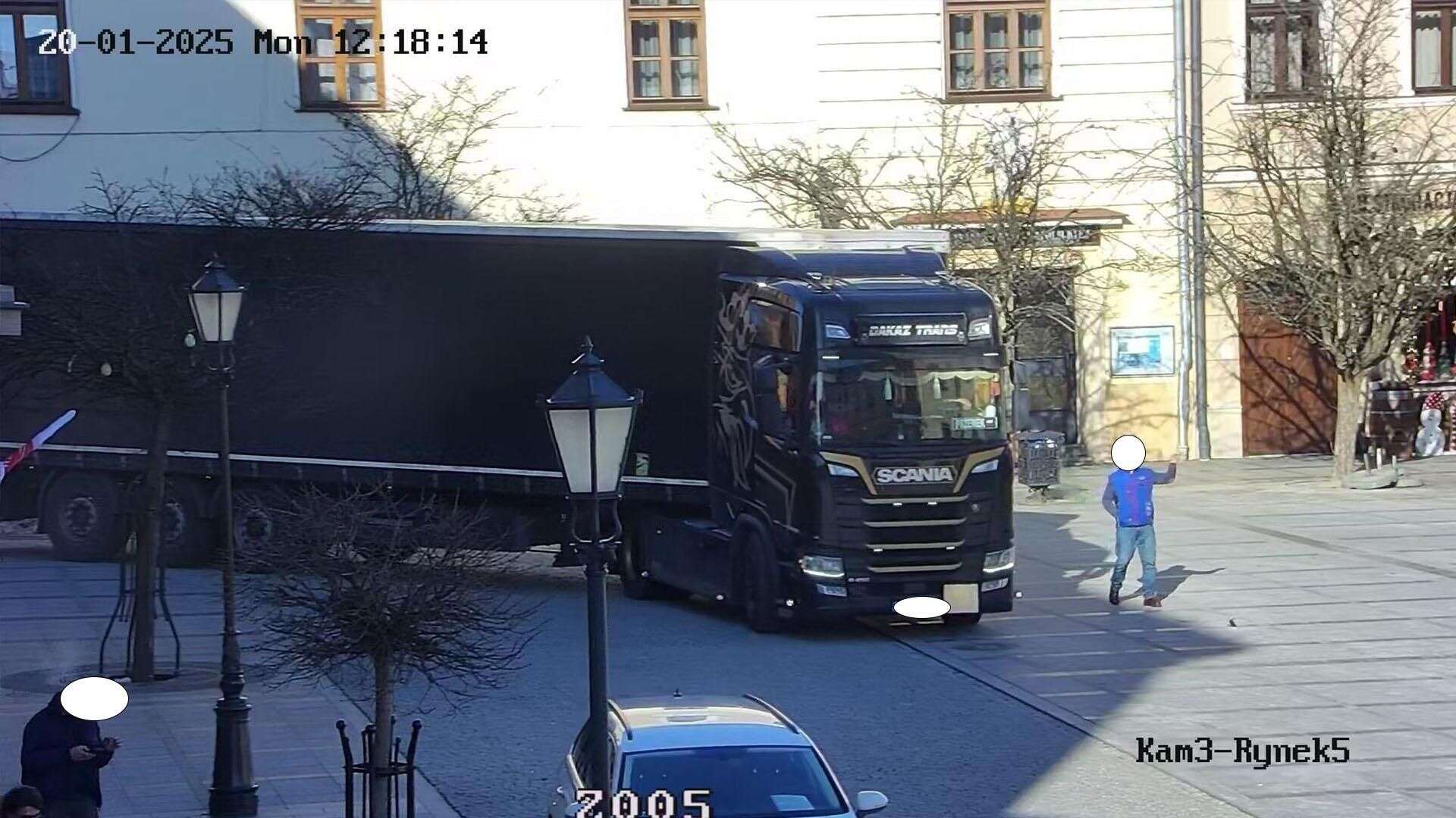 Co on zrobił?! Czarny tir wjechał na rynek w Tarnowie. Wiadomo, co się wydarzyło