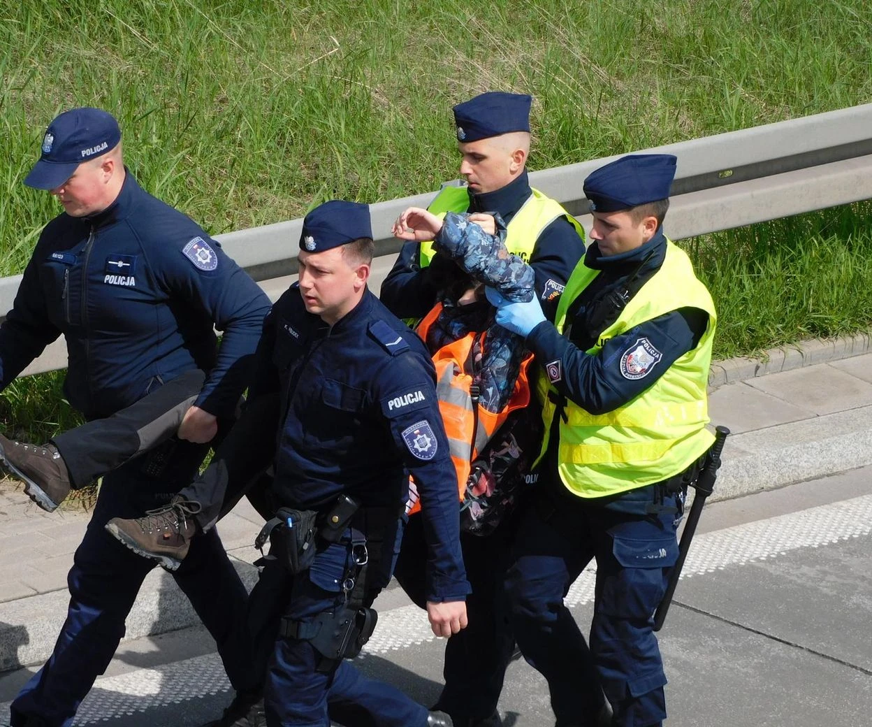Blokada ulicy Ostatnie Pokolenie znowu to zrobiło! Przykleili się do asfaltu na trasie S8