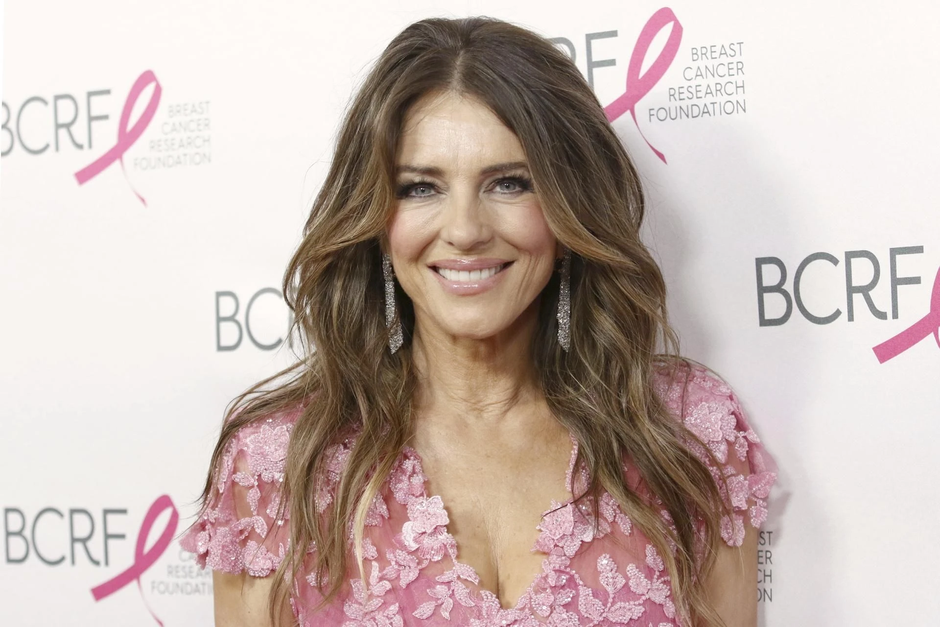 Ależ ona wygląda w kostiumie! Ona ma 60 lat? Liz Hurley pozuje z nowym 