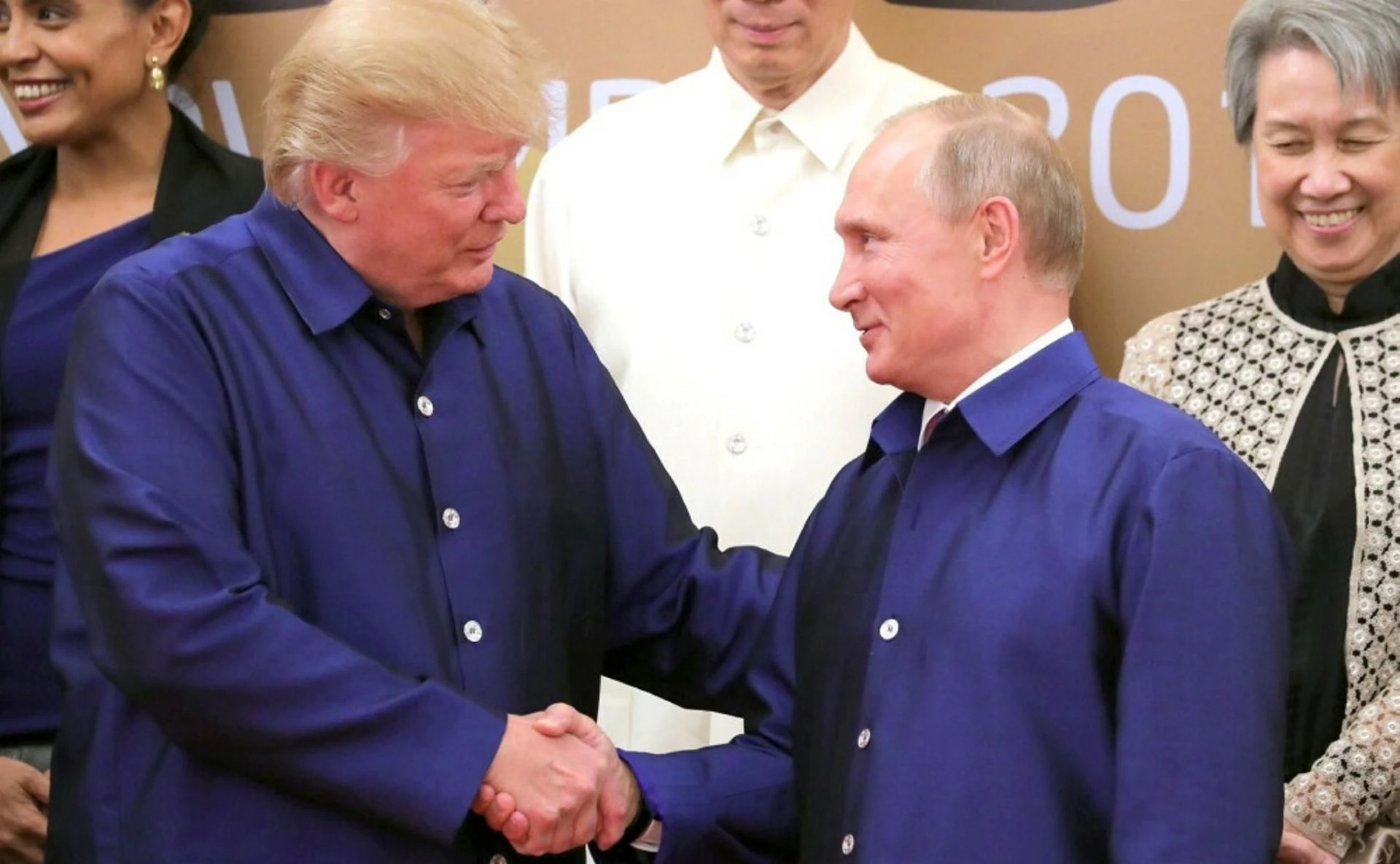 Politycy spijają sobie z dziubków Przyjaźń Trumpa z Putinem trwa od dekady. Poznaj historię tej toksycznej relacji
