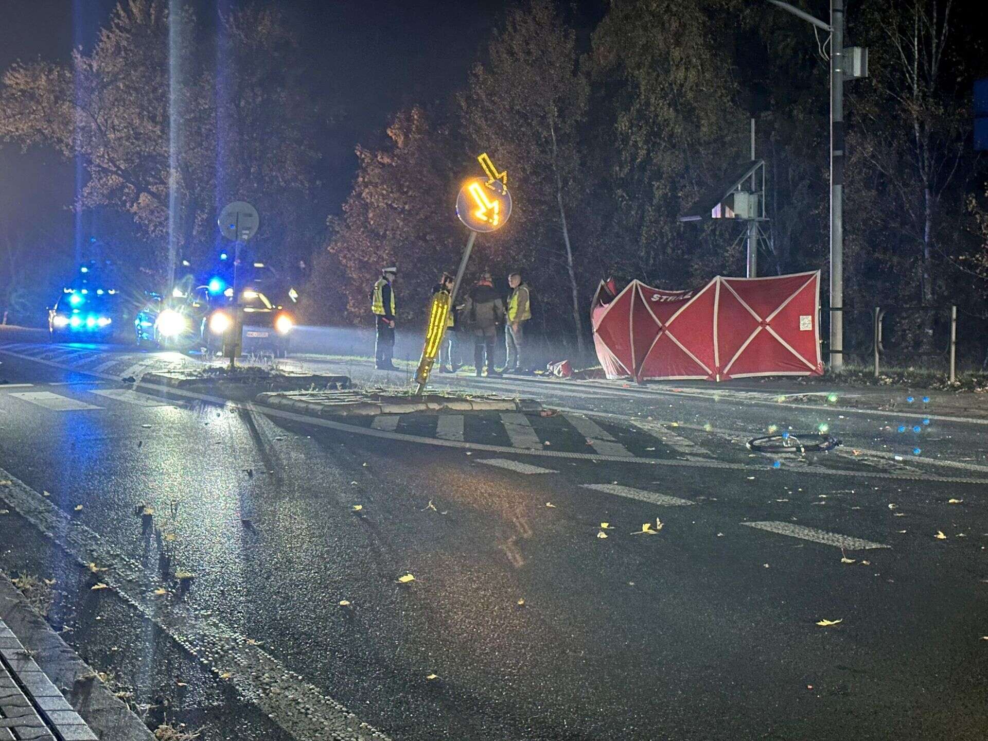 KOSZMAR NA DRODZE Śmiertelne potrącenie rowerzysty. BMW dachowało, a rower wyleciał w powietrze