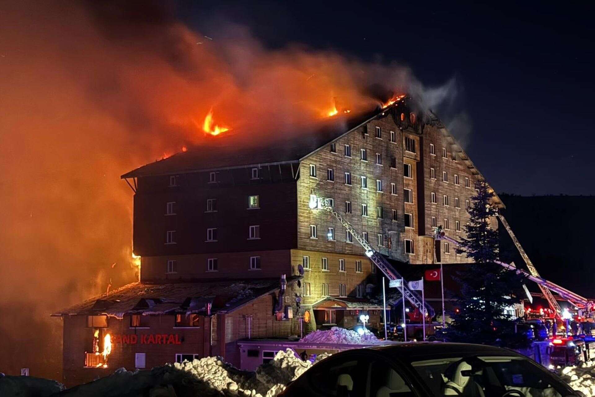 PILNE! Horror w popularnym kurorcie narciarskim. Płonie hotel, 66 osób nie żyje!