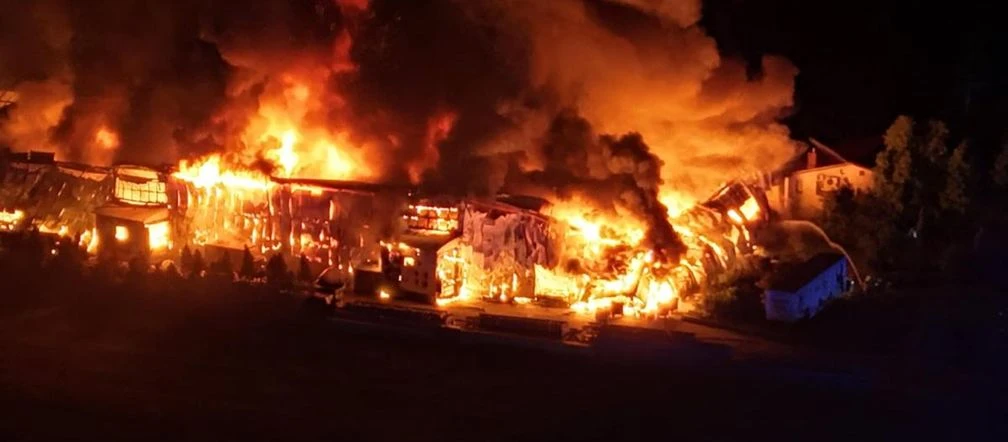 Ogromny wysiłek strażaków Ogromny pożar w Kawęczynie! Ogień jak wielka pochodnia. Gasiło go 160 strażaków [ZDJ…