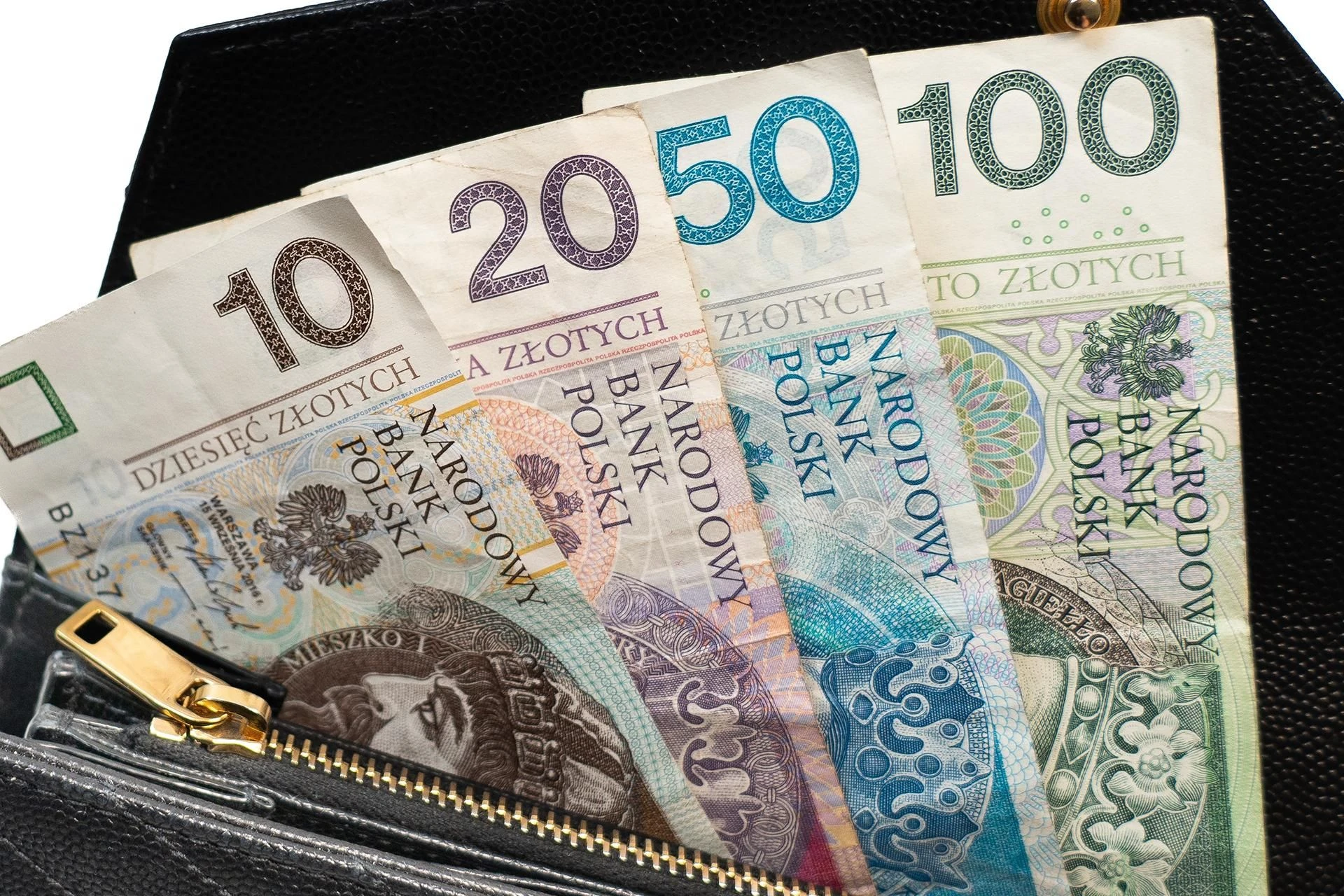 Podatkiem w dochody PIT: Klasa średnia płaci więcej. Rząd zostawi ich na lodzie?