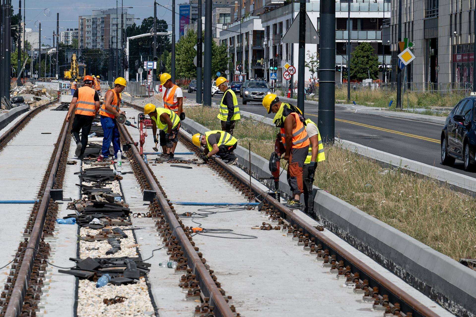 TRAMWAJ POJEDZIE NA CZAS? Niedziela i 30-stopniowy upał. Robotnicy w pocie czoła pracują na budowie tramwaju d…