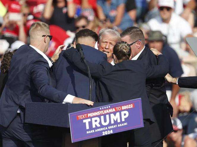 Pokazano trajektorię kuli Wstrząsające nowe wideo pokazuje zamach na Trumpa. To był naprawdę cud!