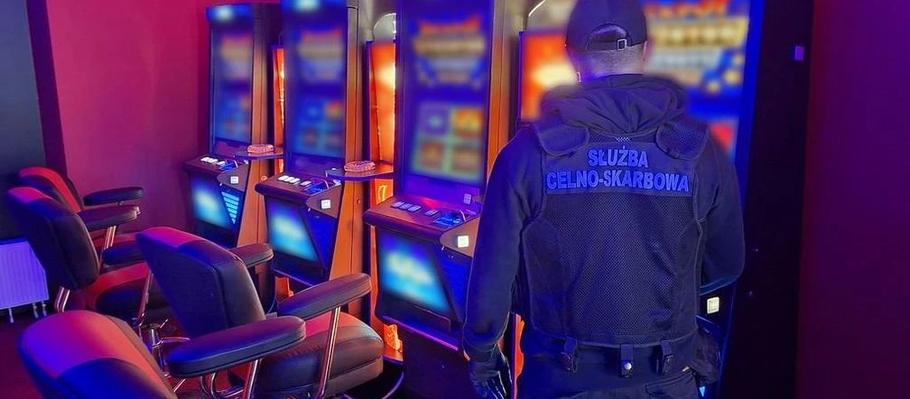 Akcja KAS 20-latka będzie miała kłopoty. Selekcja klientów i pieniądze w koszu na śmieci