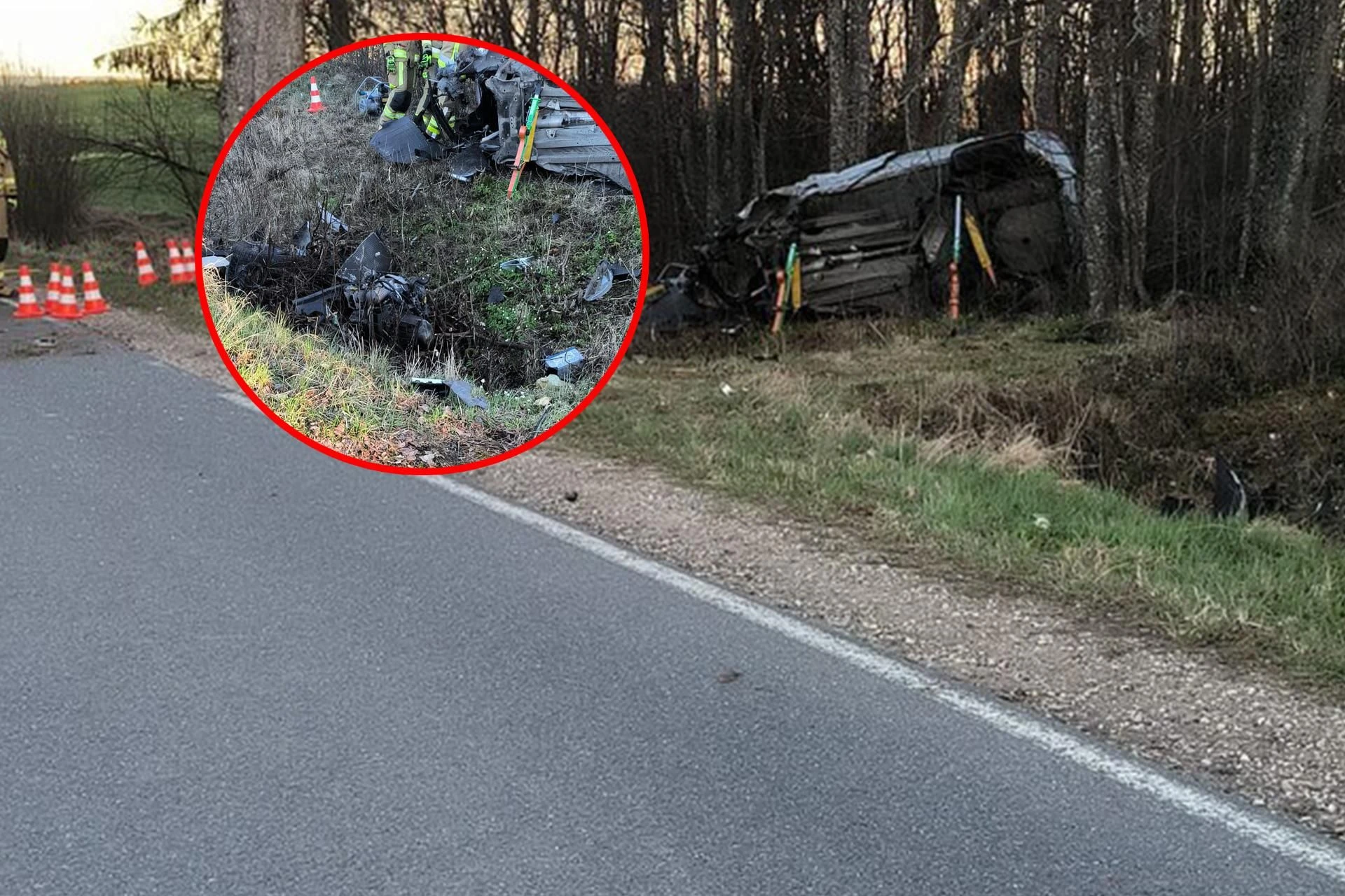 Z samochodu niewiele zostało Dramat na drodze! Silnik wypadł z auta po zderzeniu z drzewami
